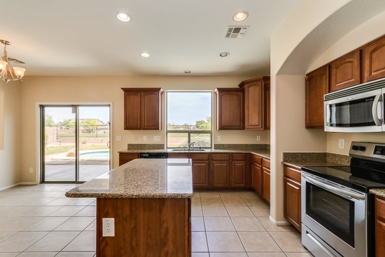 Photo 2 of 27 - 2842 E Saguaro Park Ln, Phoenix, AZ 85024