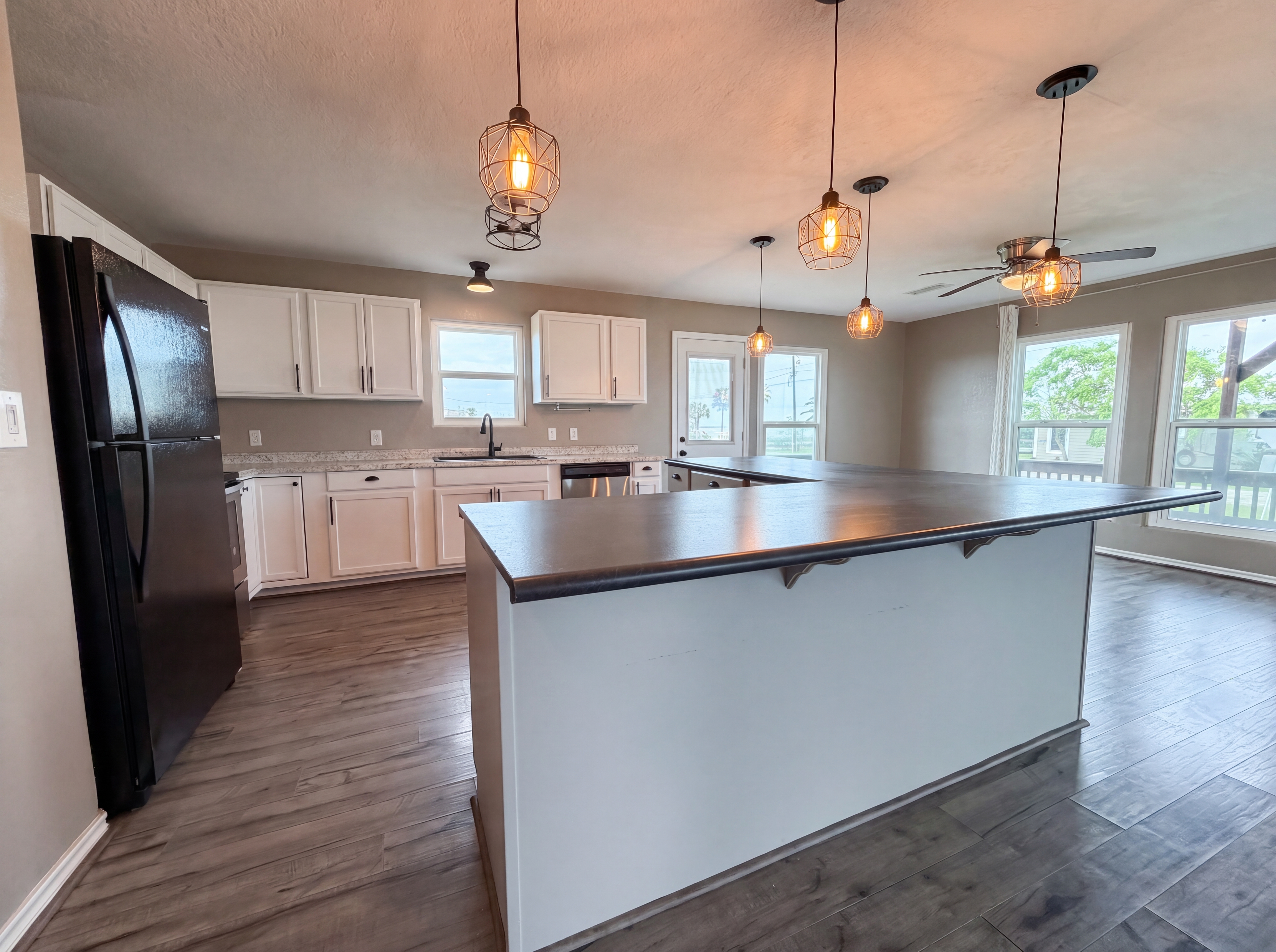Photo 7 of 19 of 552 Marshall Johnson Ave S, Port Lavaca, TX