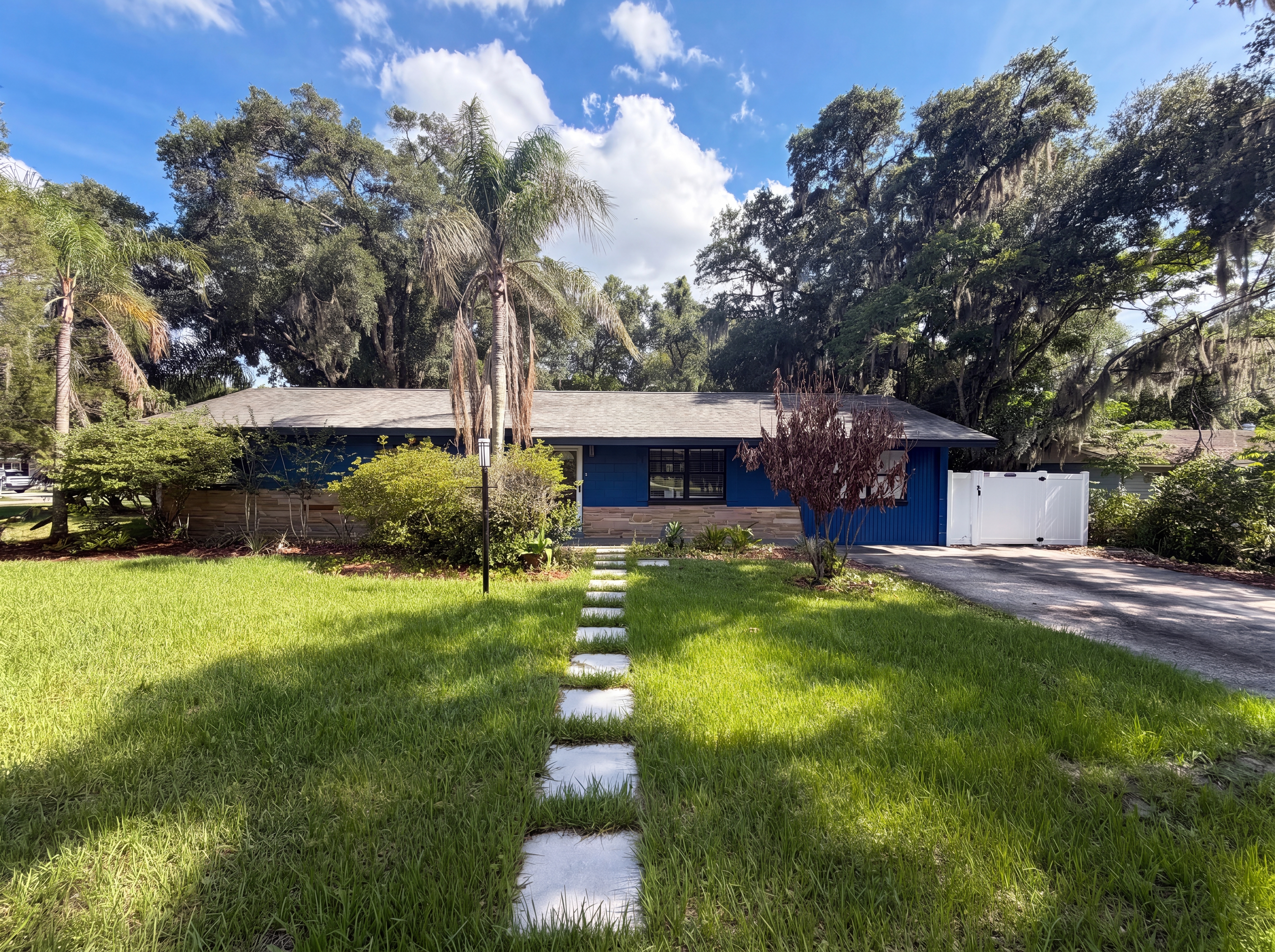 Photo 2 of 21 of 820 E Wisconsin Ave, Deland, FL