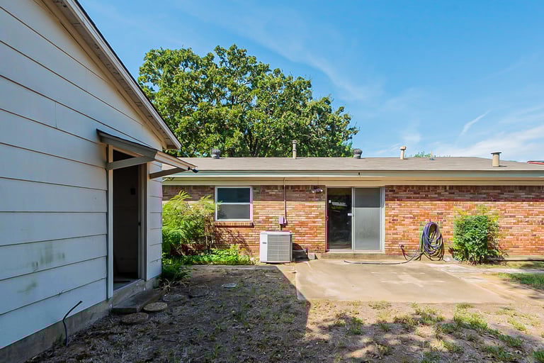 Photo 7 of 19 - 2605 Carten St, Fort Worth, TX 76112