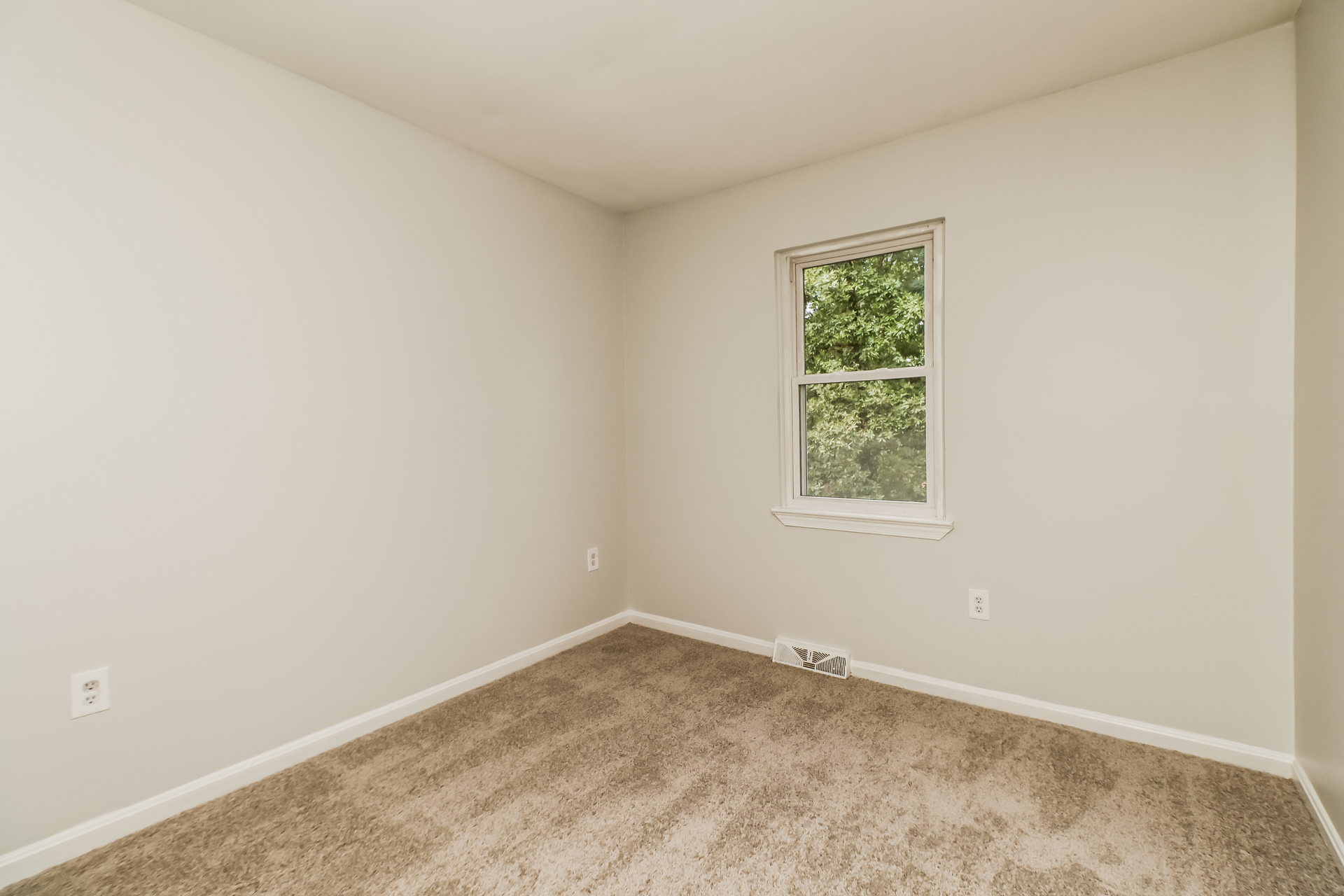 Photo 10 of 12 of 1227 Thomas Jefferson Pl, Fredericksburg, VA