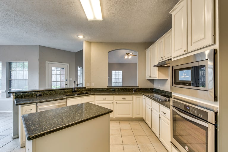 Photo 10 of 38 - 404 Pecan Hollow Dr, Coppell, TX 75019