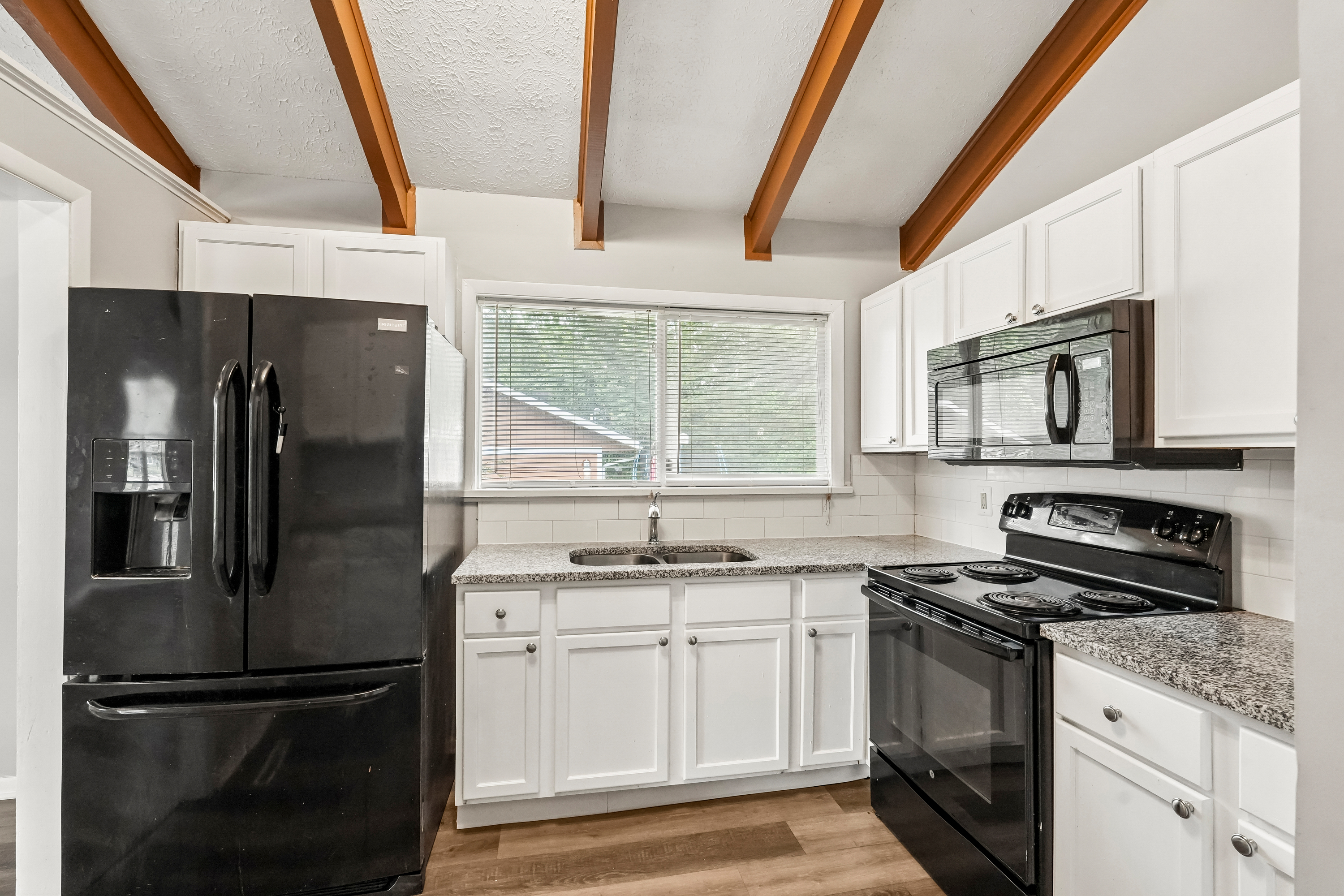 Photo 17 of 49 of 6147 E 40th St, Indianapolis, IN