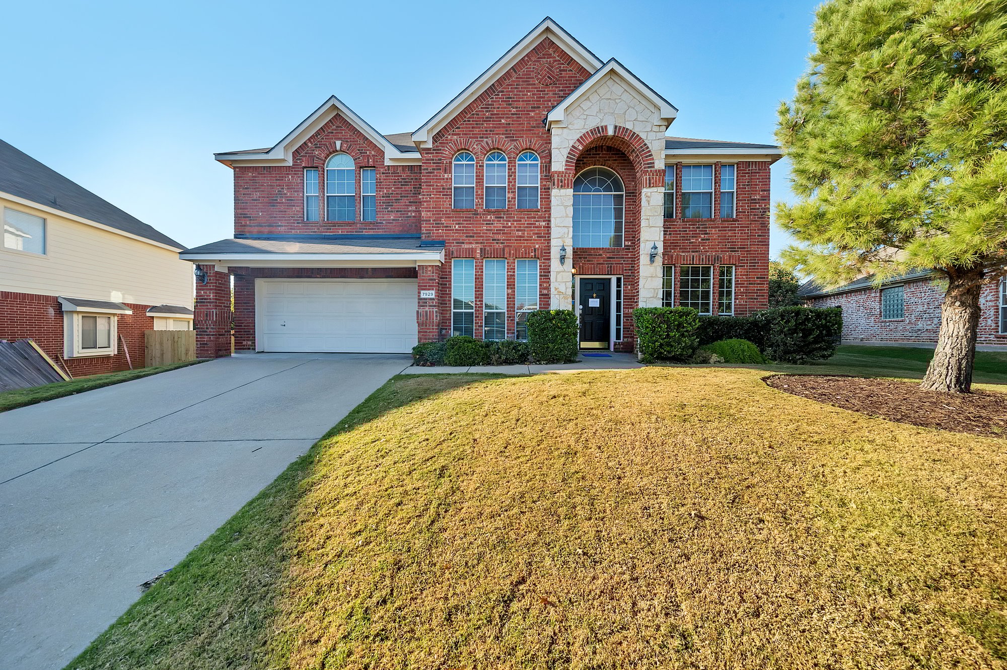 Photo 1 of 35 - 7929 Stansfield Dr, Fort Worth, TX 76137