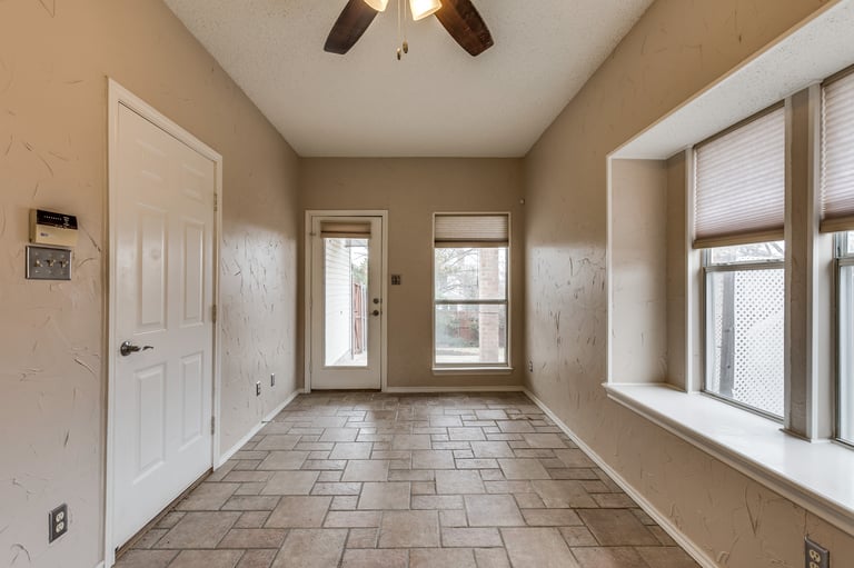 Photo 13 of 26 - 2251 Dallas Dr, Carrollton, TX 75006