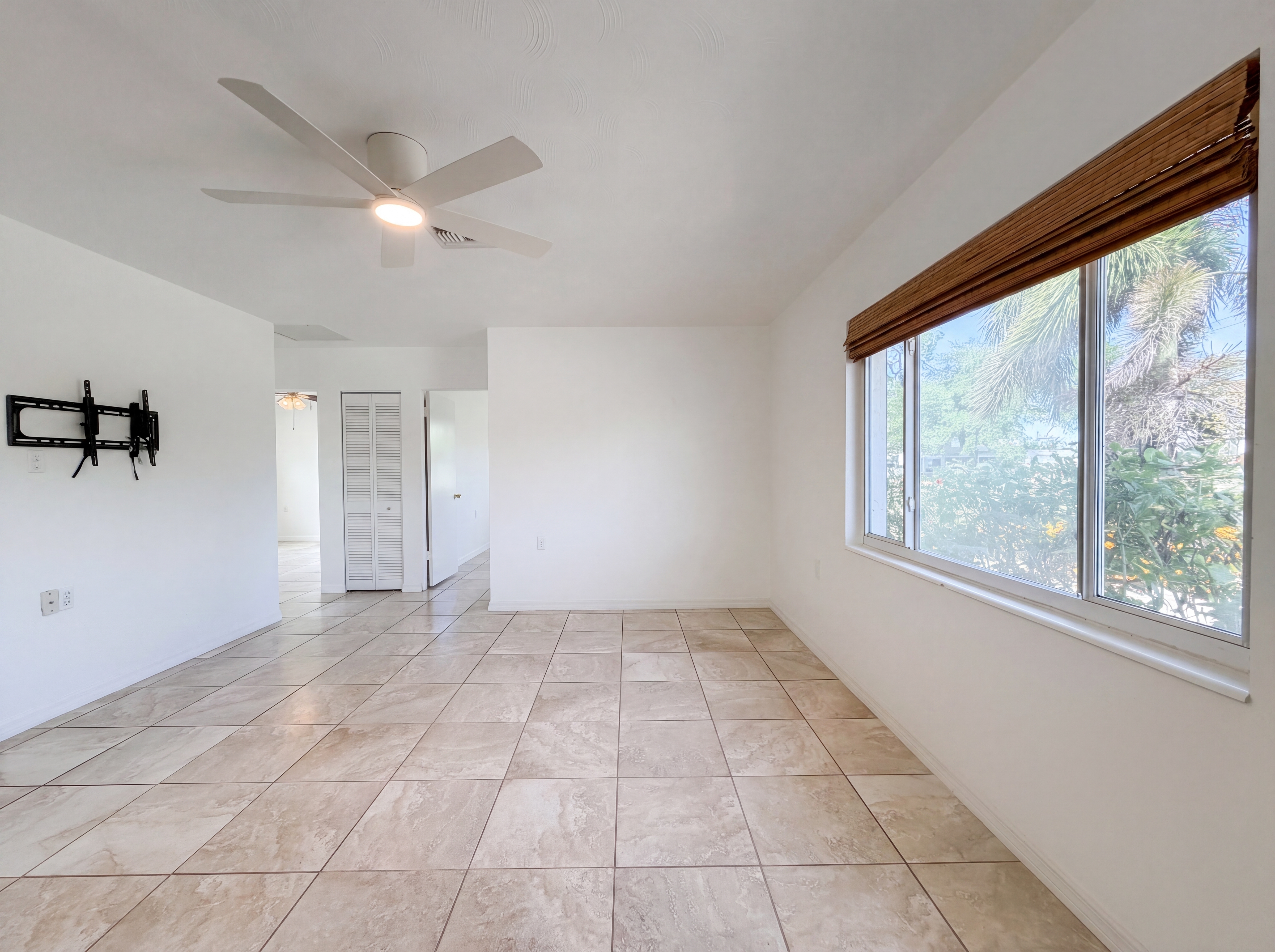 Photo 3 of 28 of 829 E 4th St, Englewood, FL