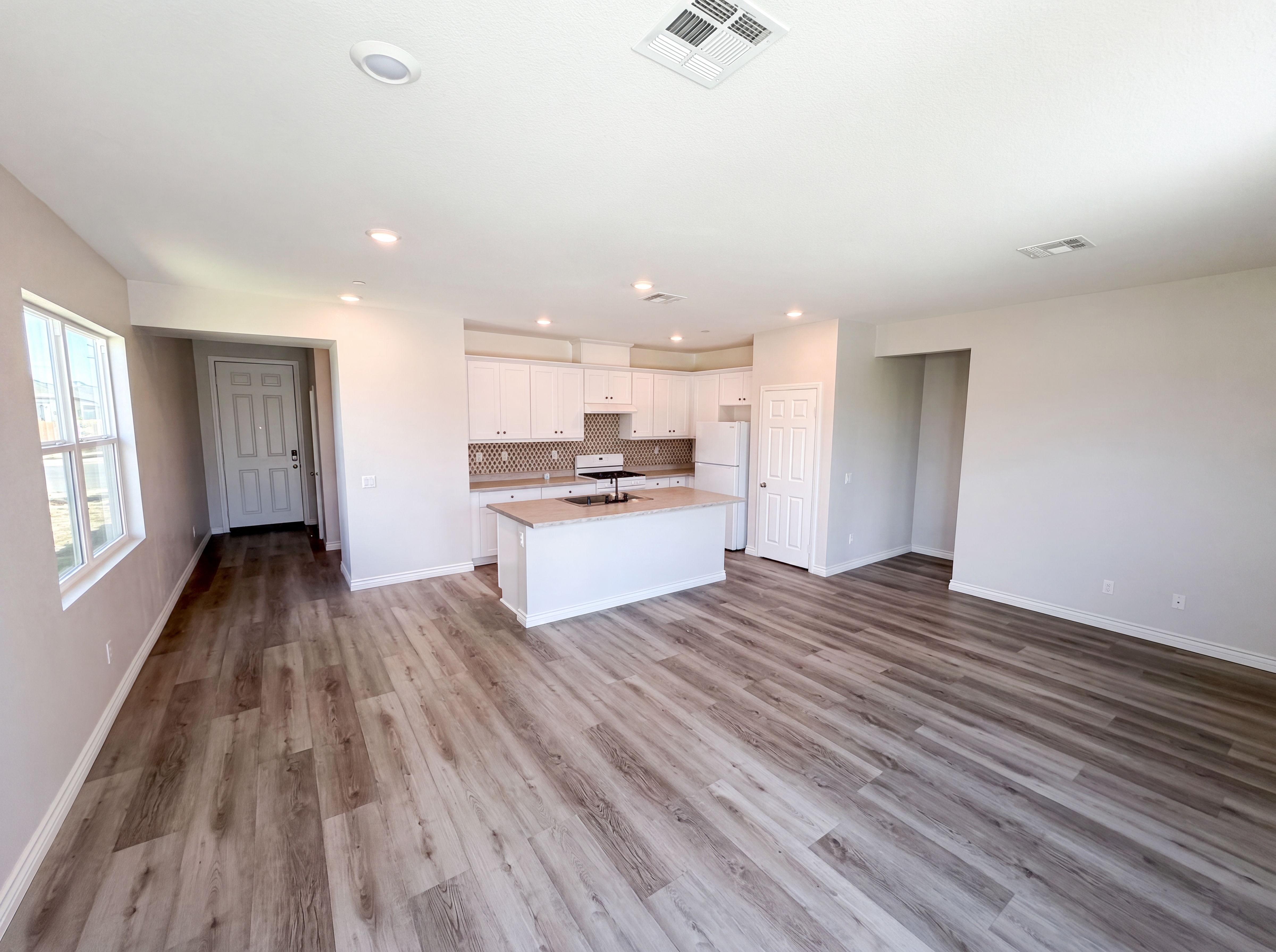 Photo 3 of 19 of 2460 Fernwood Ln, Perris, CA