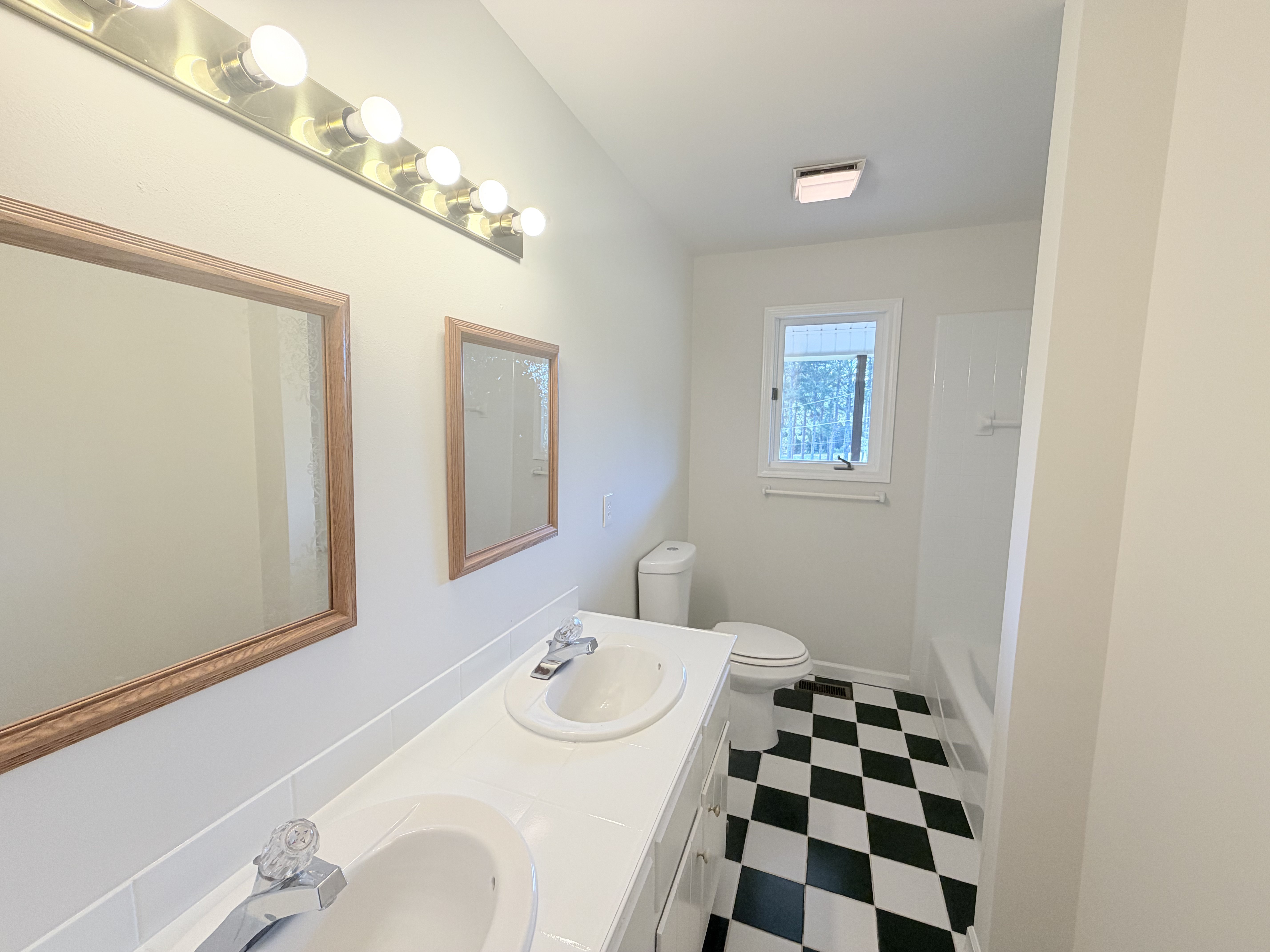 Photo 12 of 21 of 3802 Claude Brewer Rd, Loganville, GA