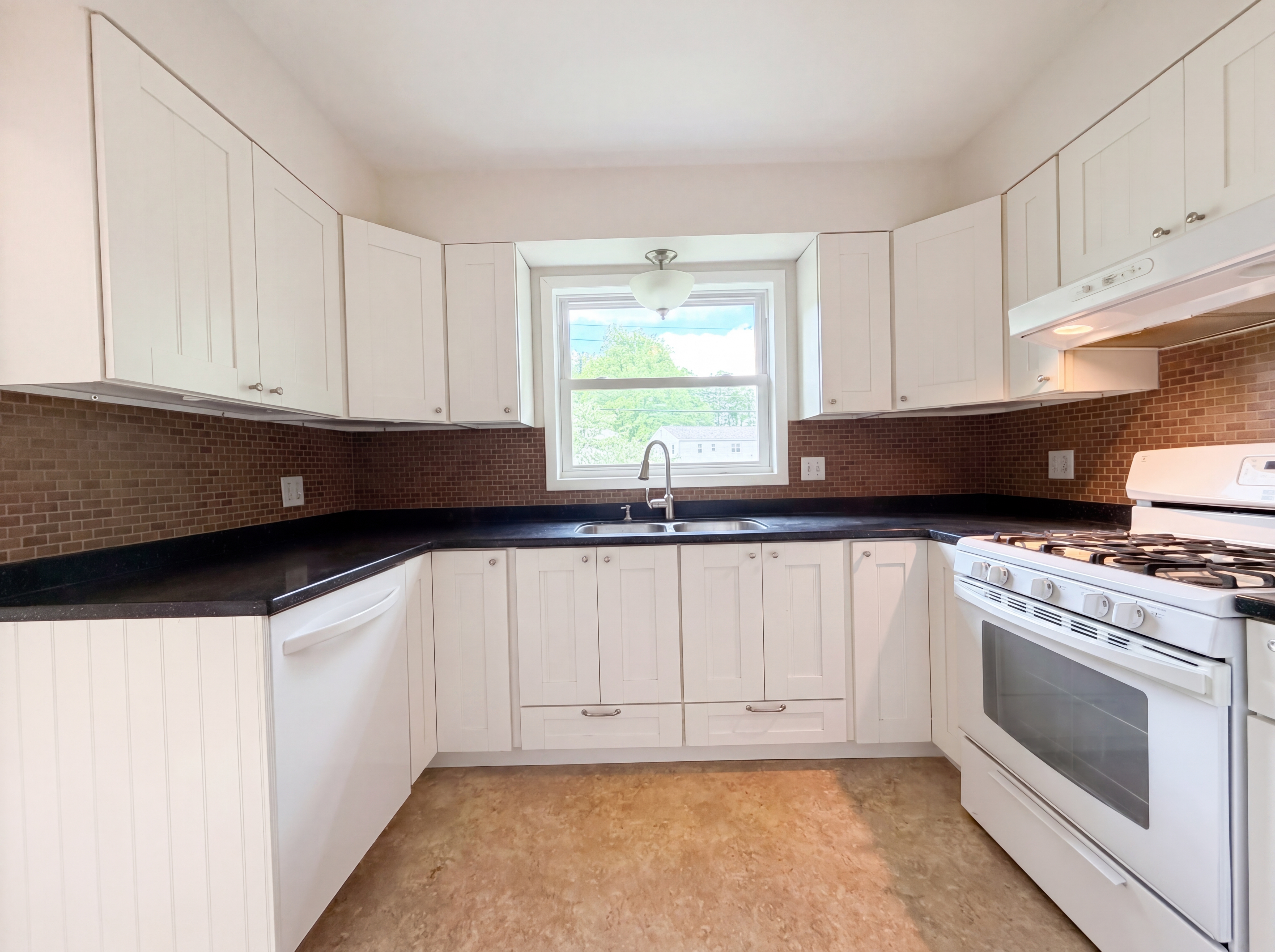 Photo 10 of 32 of 325 Kanawha Rd, Lancaster, OH