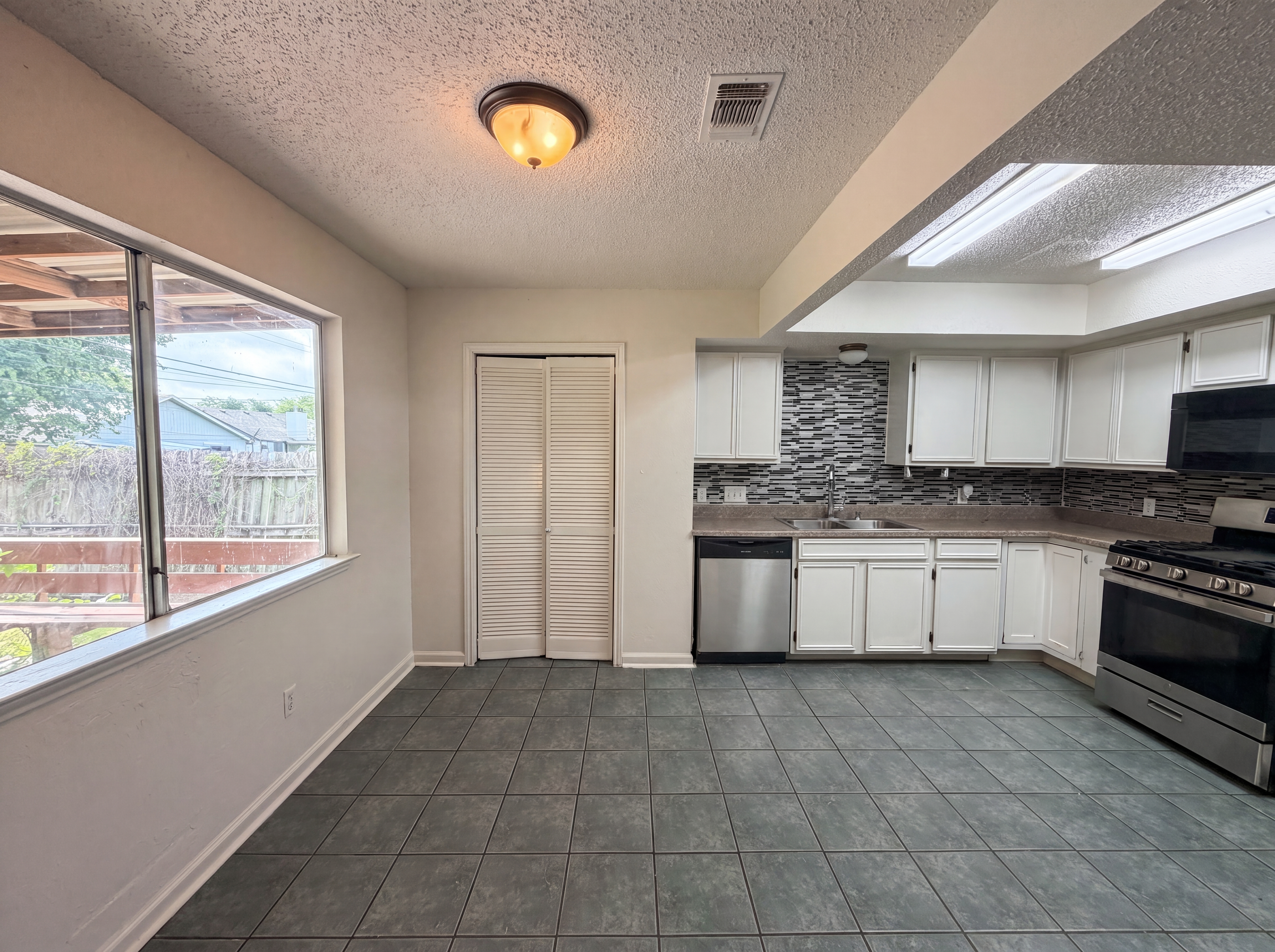 Photo 7 of 16 of 1803 Frontier Trl, Round Rock, TX