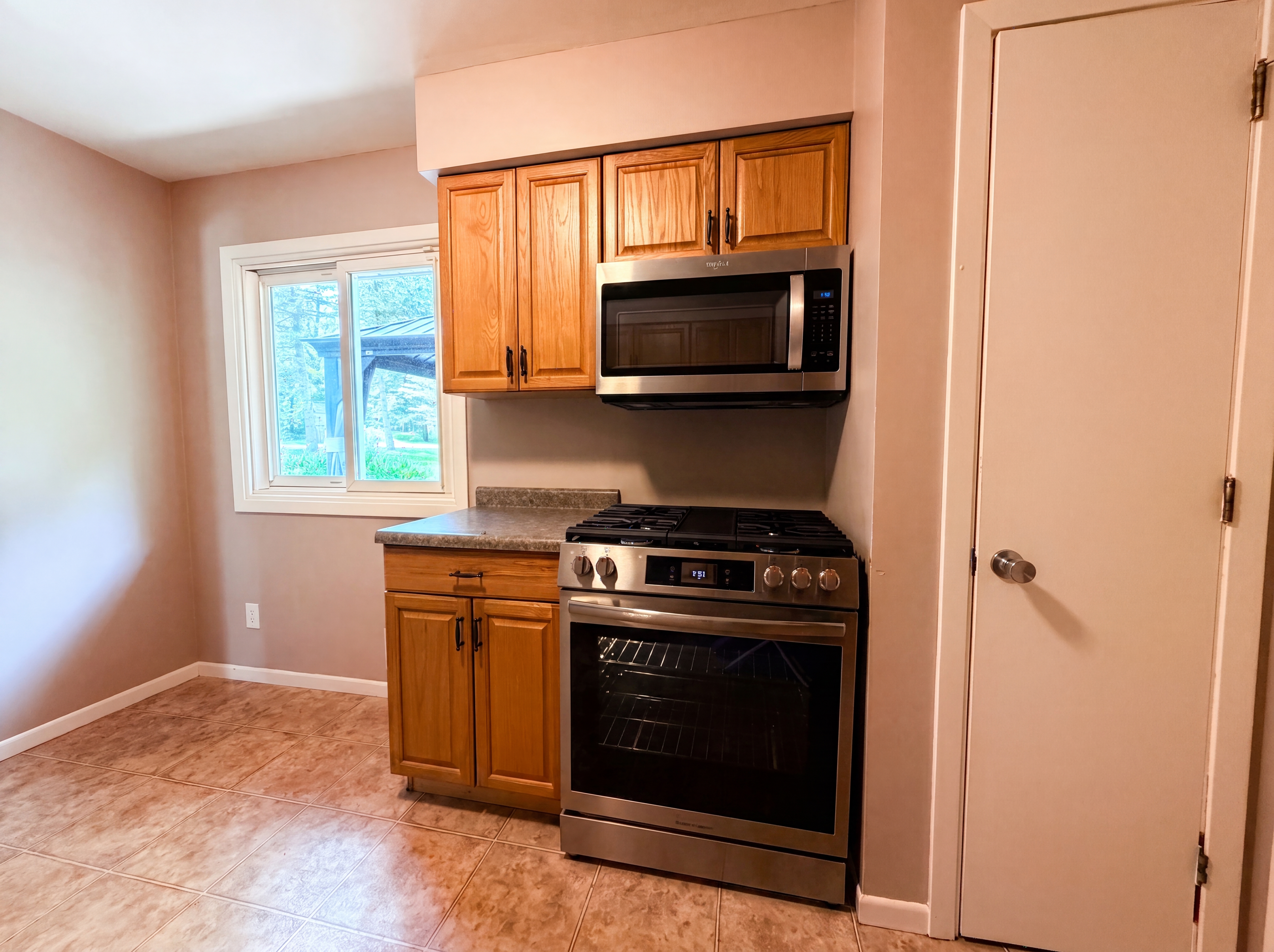 Photo 7 of 24 of 18220 Duck Lake Trl, Eden Prairie, MN