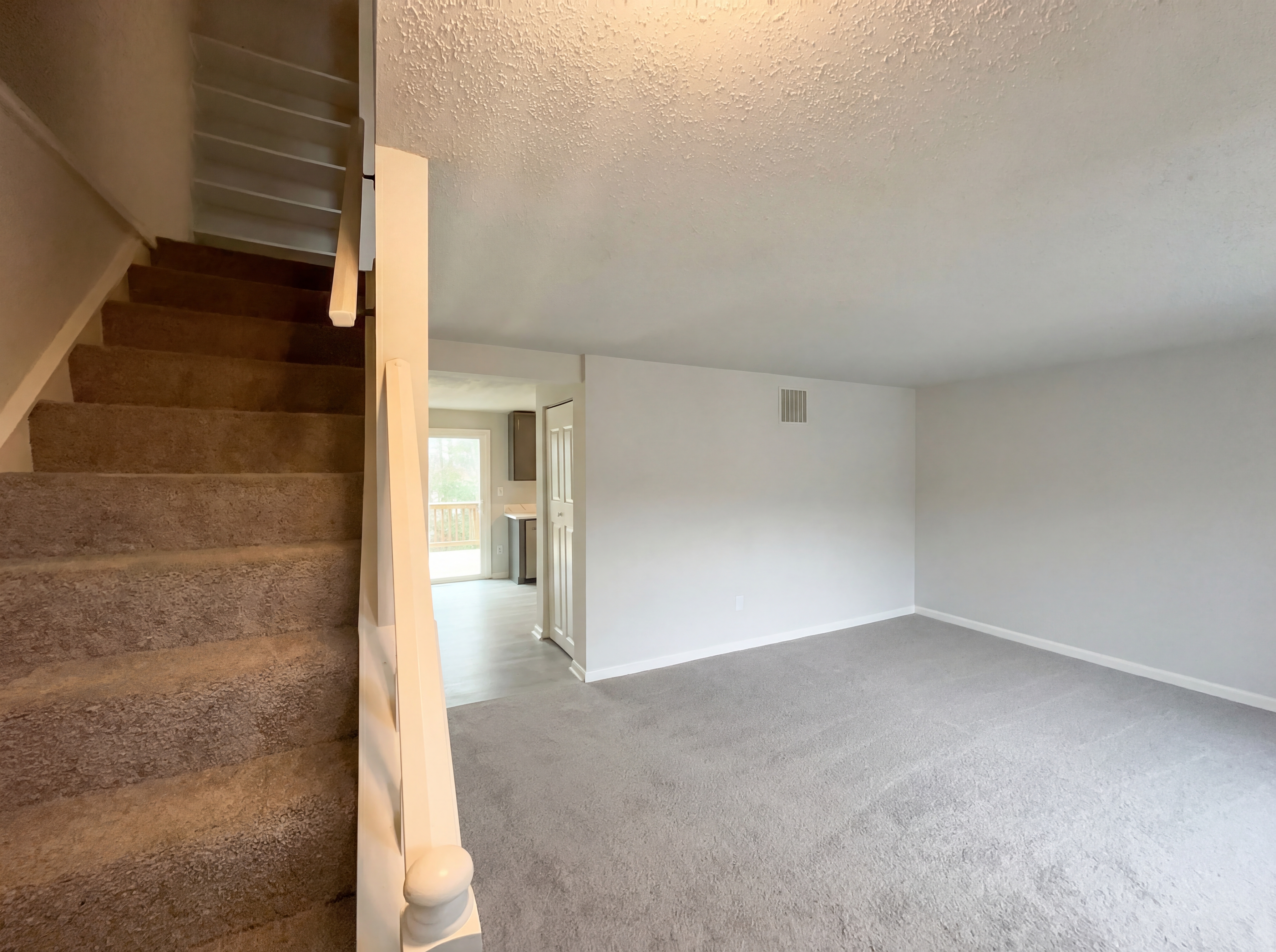 Photo 7 of 18 of 13524 Bentley Cir, Woodbridge, VA