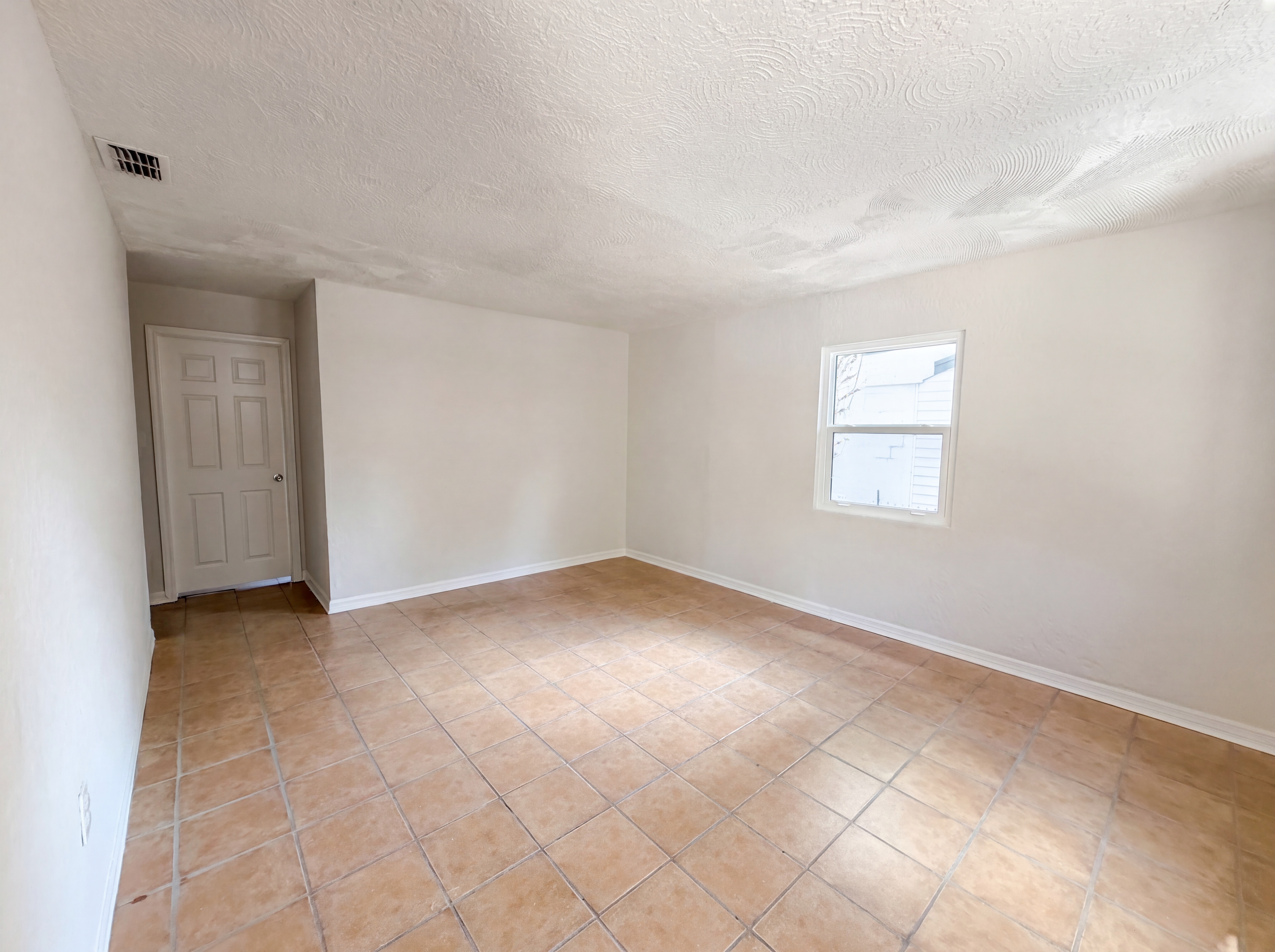 Photo 3 of 17 of 4010 E Paris St, Tampa, FL