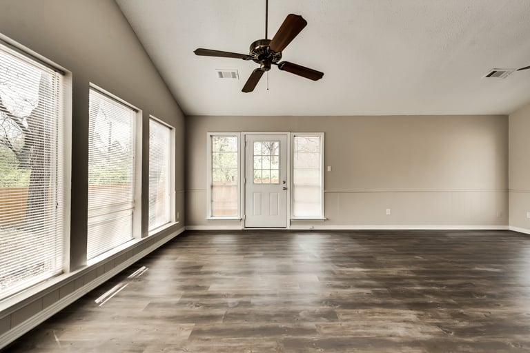 Photo 12 of 32 - 4606 Ashbrook Rd, Dallas, TX 75227