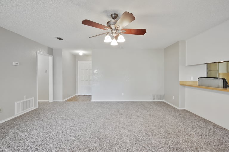 Photo 8 of 25 - 519 Easley St, Fort Worth, TX 76108