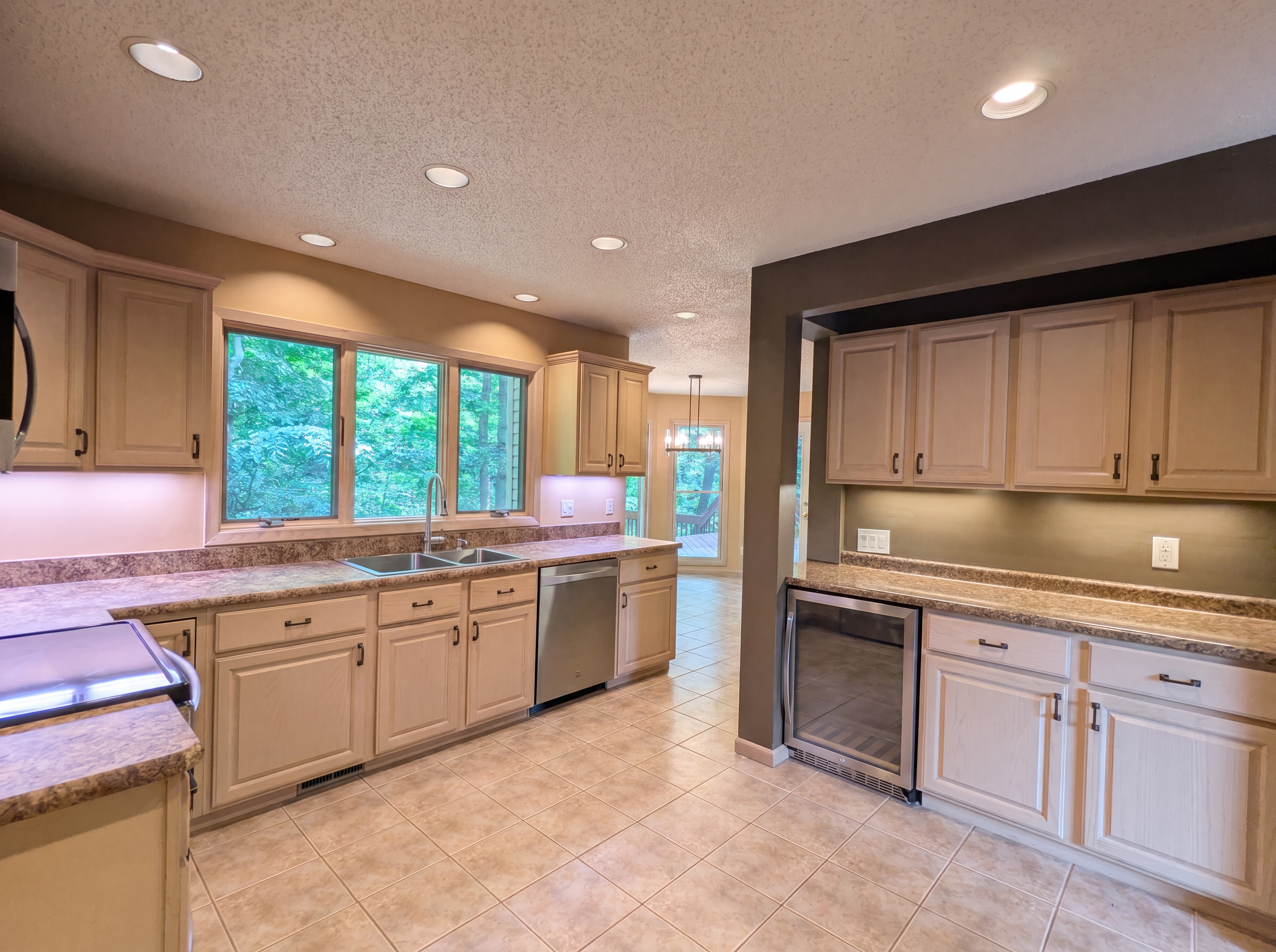 Photo 11 of 33 of 7550 James Dr, North Royalton, OH