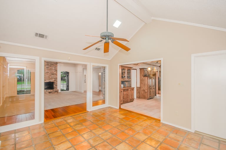 Photo 6 of 28 - 6436 Genstar Ln, Dallas, TX 75252