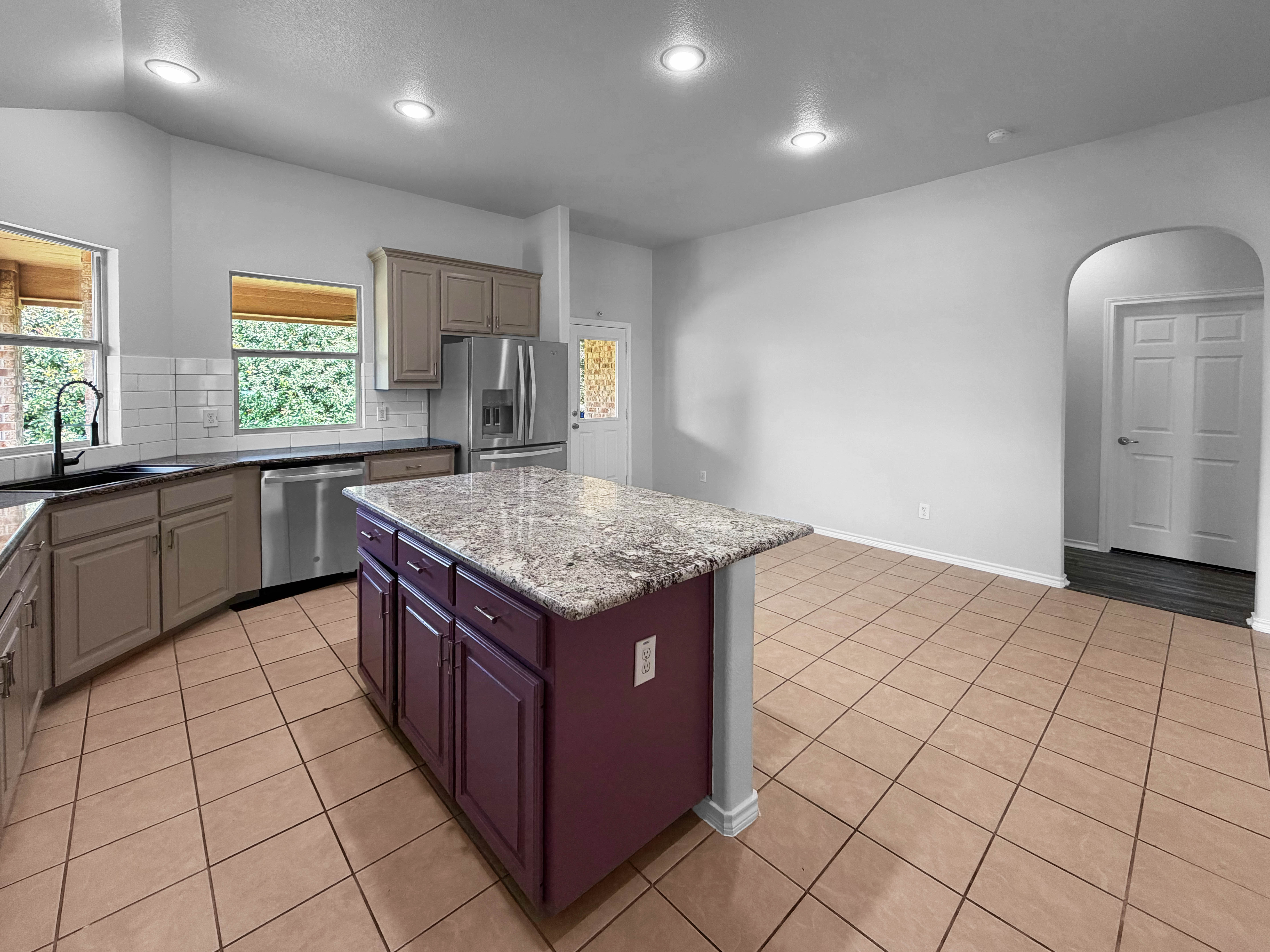 Photo 7 of 21 of 10036 Red Bluff Ln, Fort Worth, TX