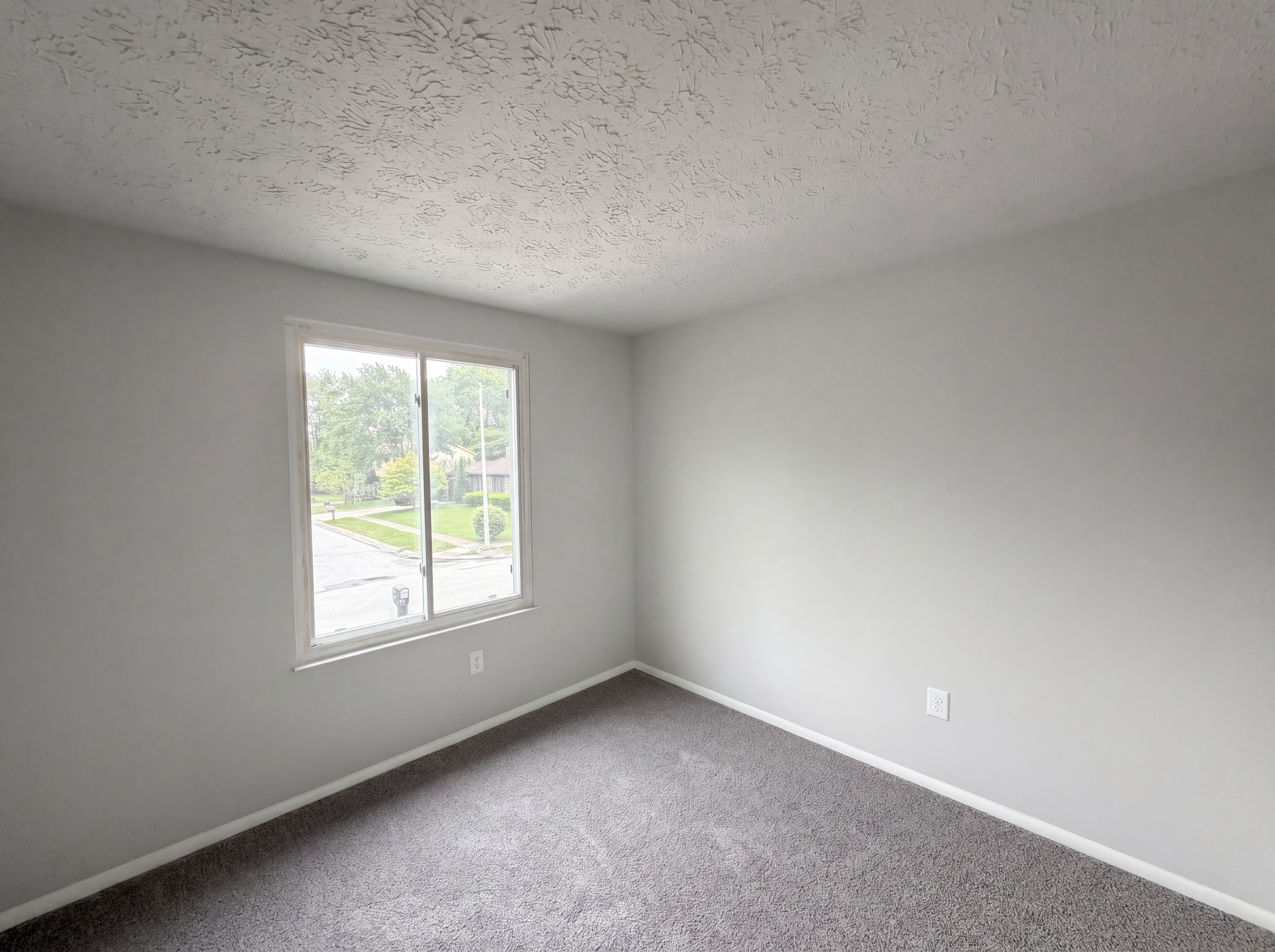 Photo 11 of 18 of 918 Bremerton Dr, Indianapolis, IN