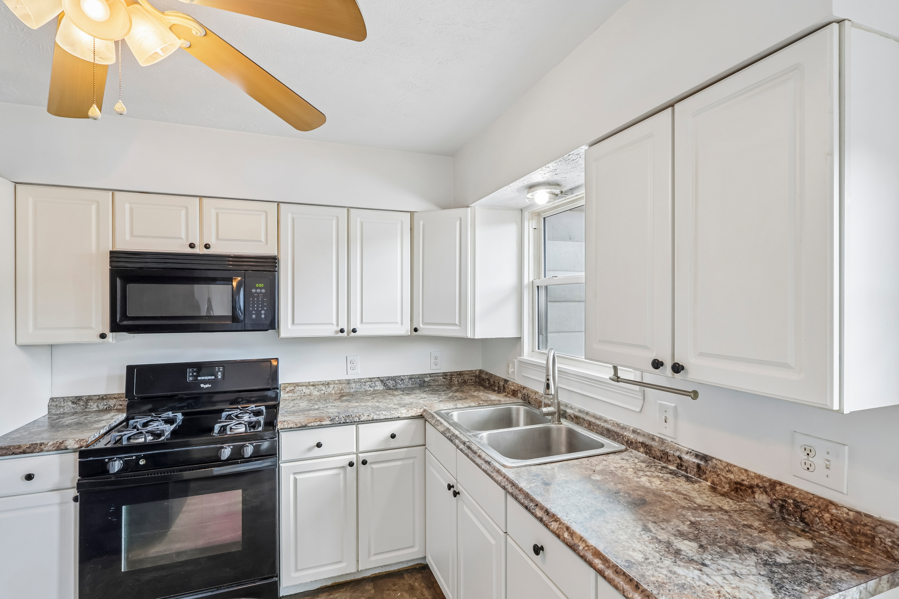 Photo 6 of 27 of 4137 Gary Ave, Lorain, OH