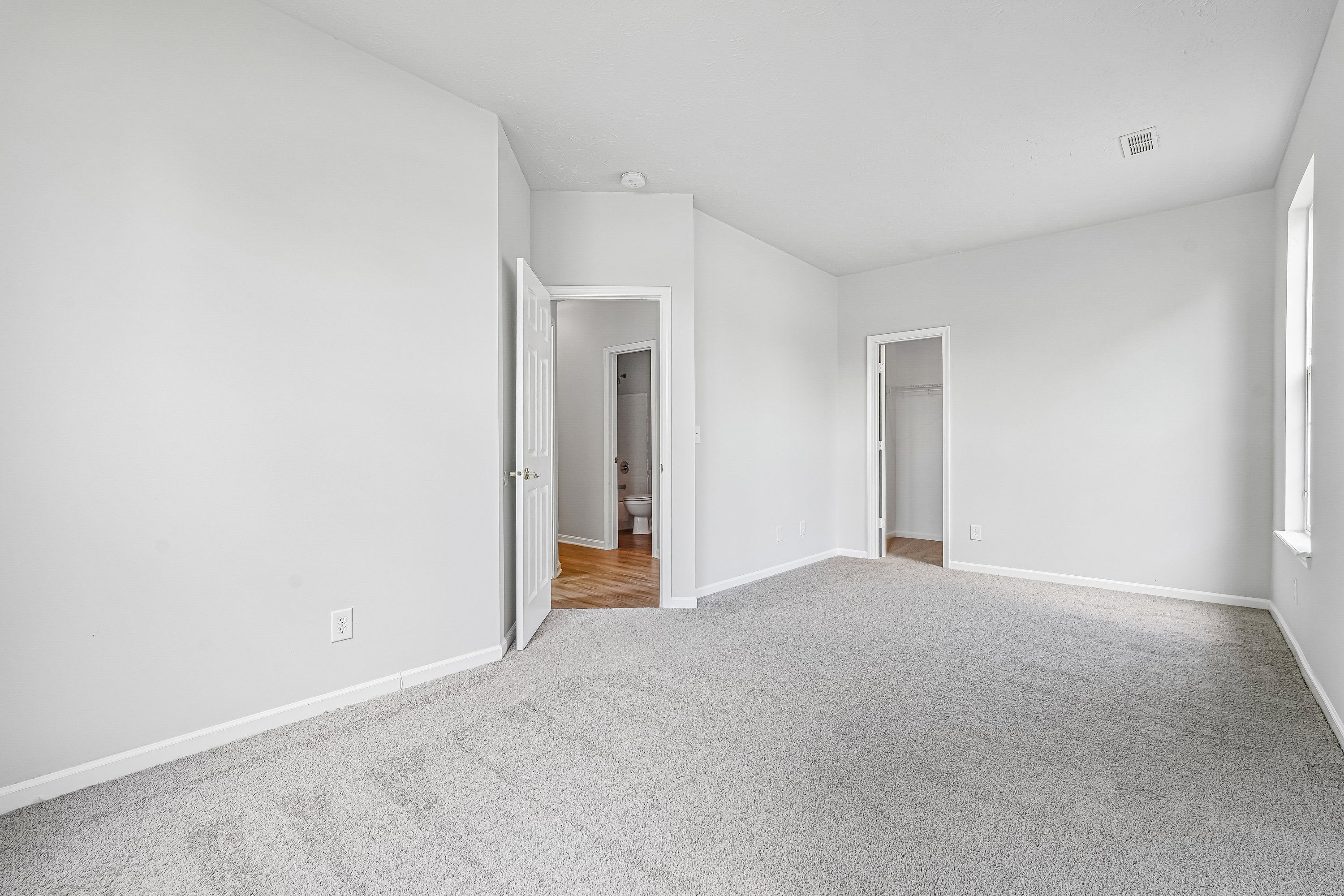 Photo 15 of 48 of 2082 Lawrin Ct, Indianapolis, IN