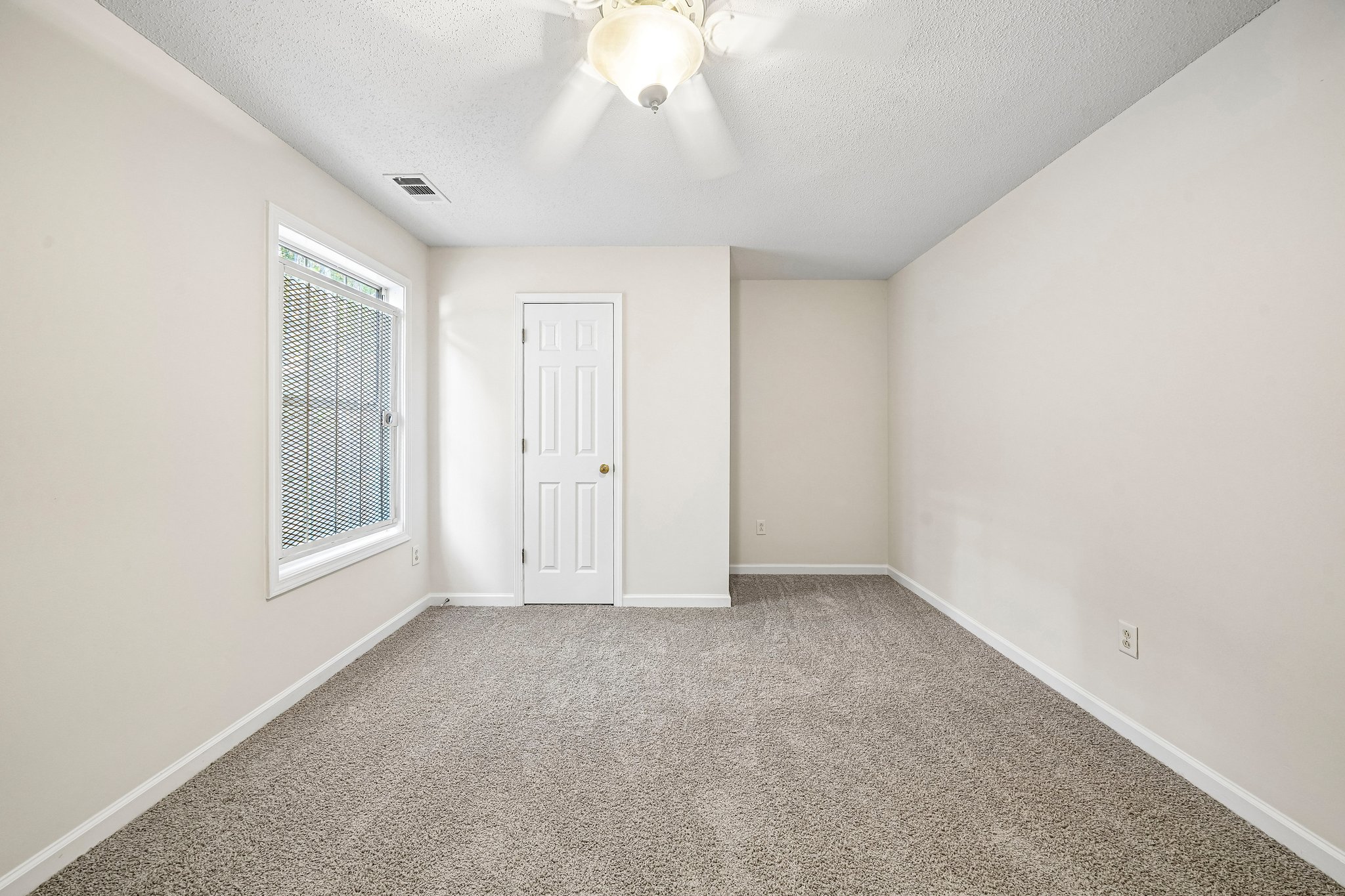 Photo 14 of 22 of 7121 Ravenwood Ln, Lithonia, GA