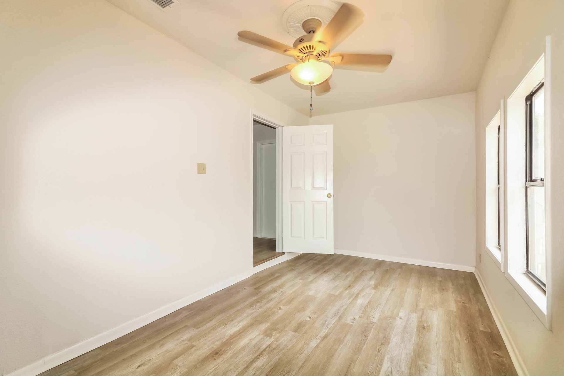 Photo 8 of 19 of 1502 Austin St, Portland, TX