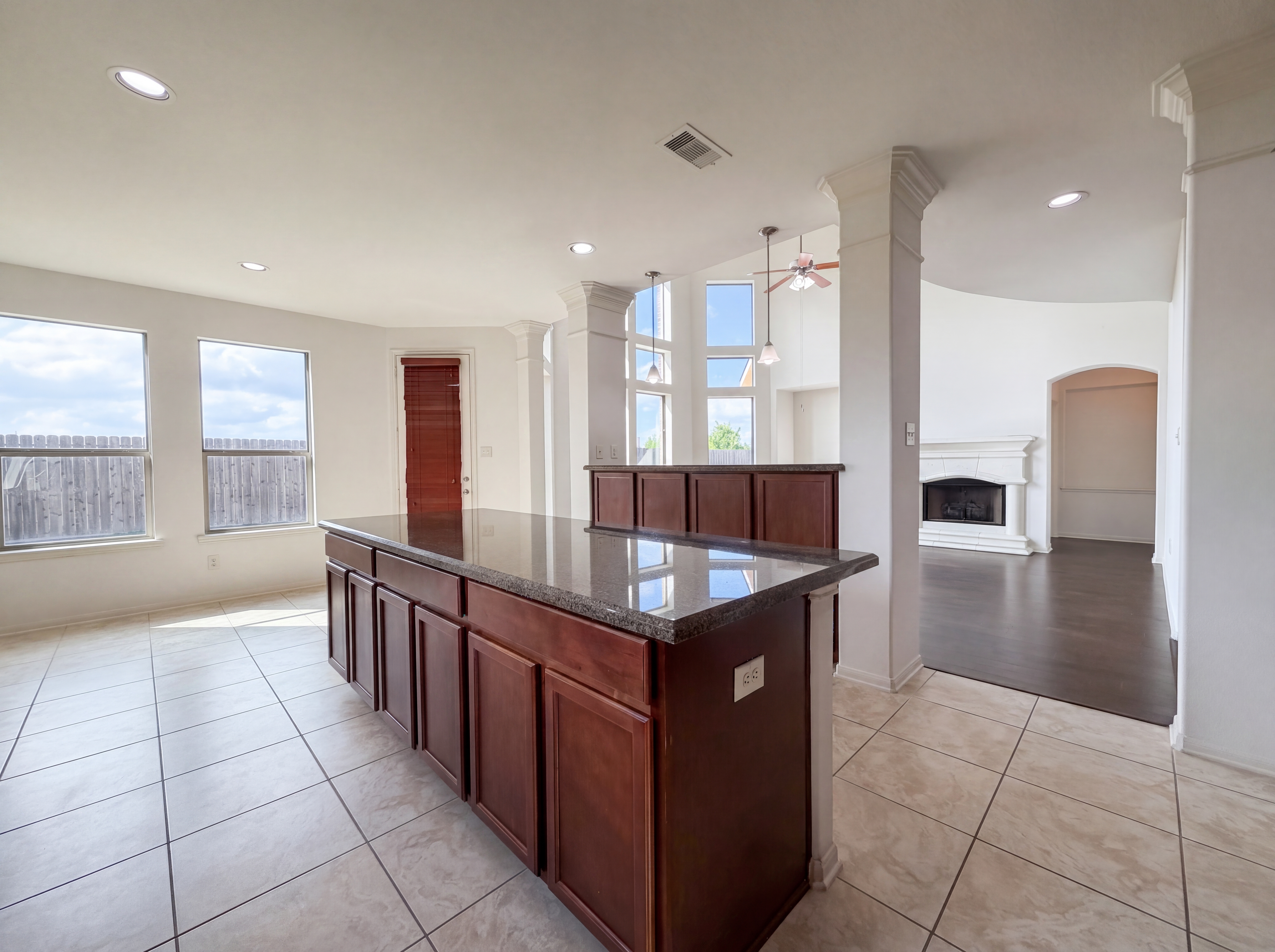 Photo 7 of 29 of 8611 Bright Angel Ln, Cypress, TX
