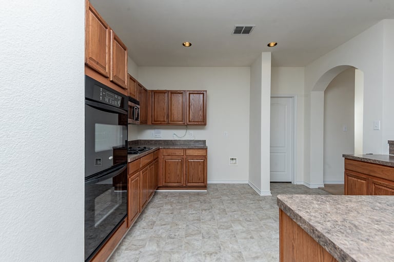 Photo 4 of 33 - 7715 Longbow Ln, Arlington, TX 76002