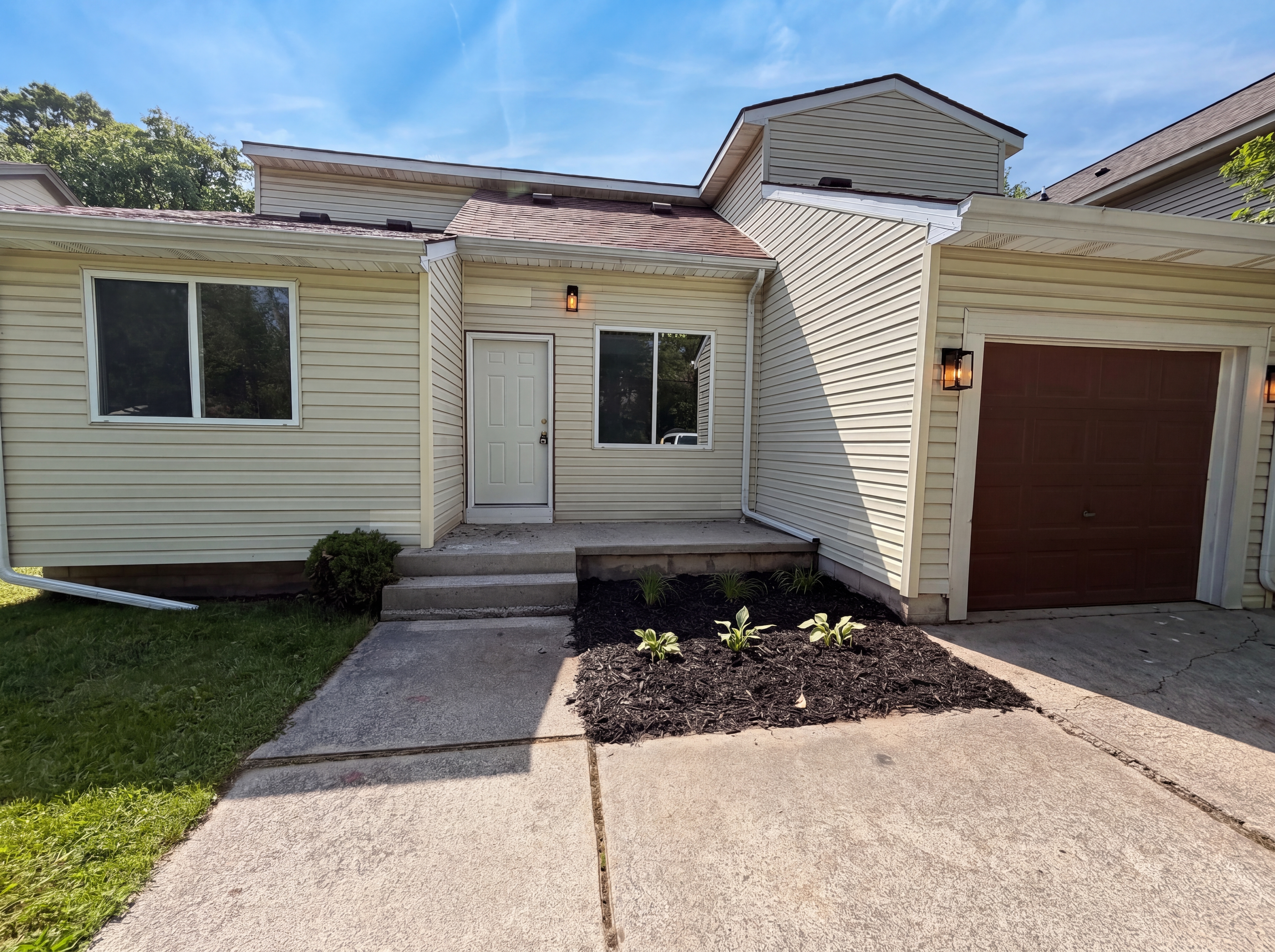 Photo 22 of 28 of 21425 Averhill St, Farmington Hills, MI