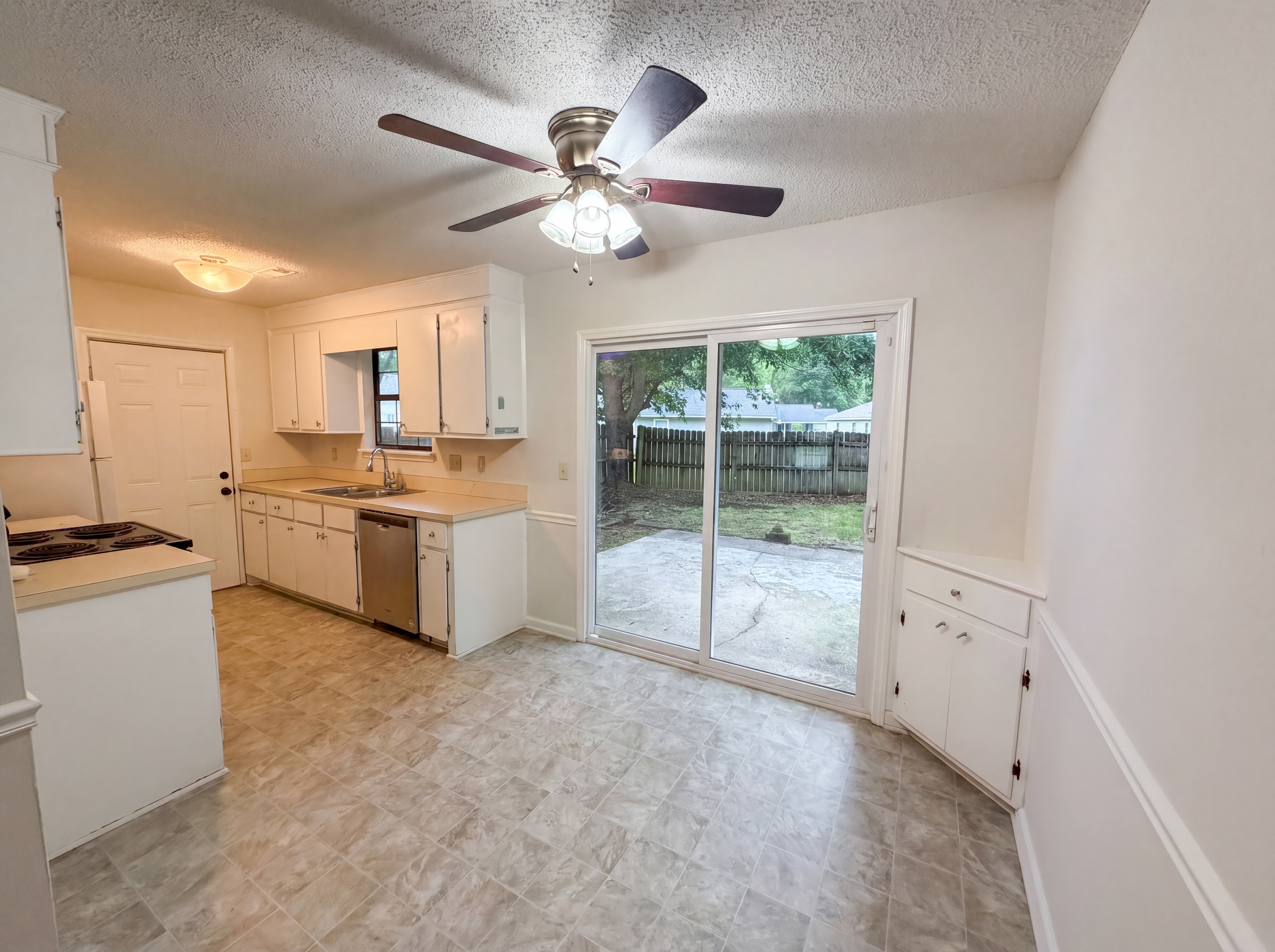 Photo 7 of 17 of 422 Allen Ct, Ladson, SC