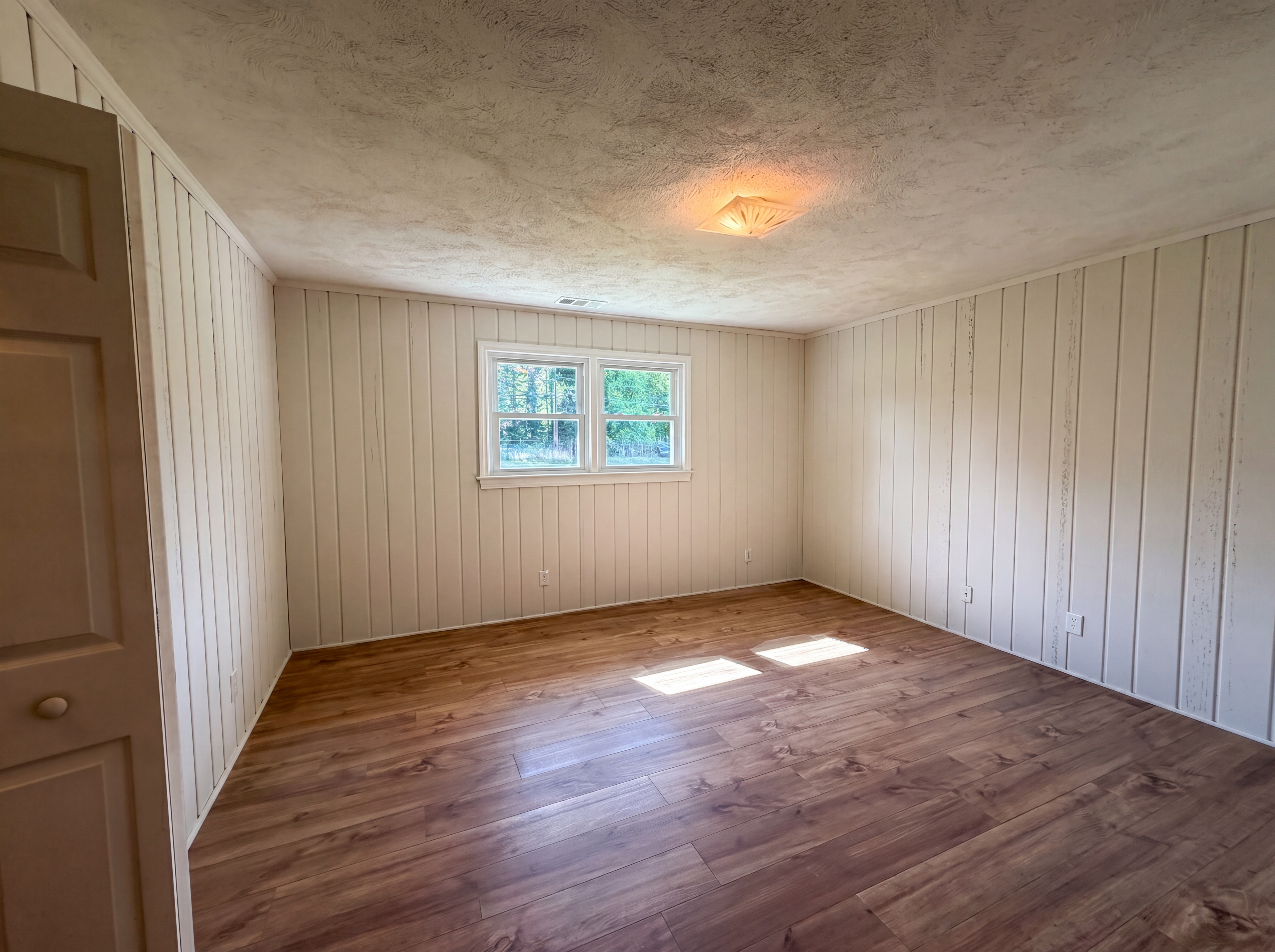 Photo 4 of 23 of 5305 Belews Creek Rd, Walkertown, NC