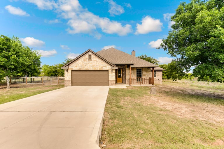 Photo 4 of 25 - 5655 Gebron Ct, Fort Worth, TX 76126