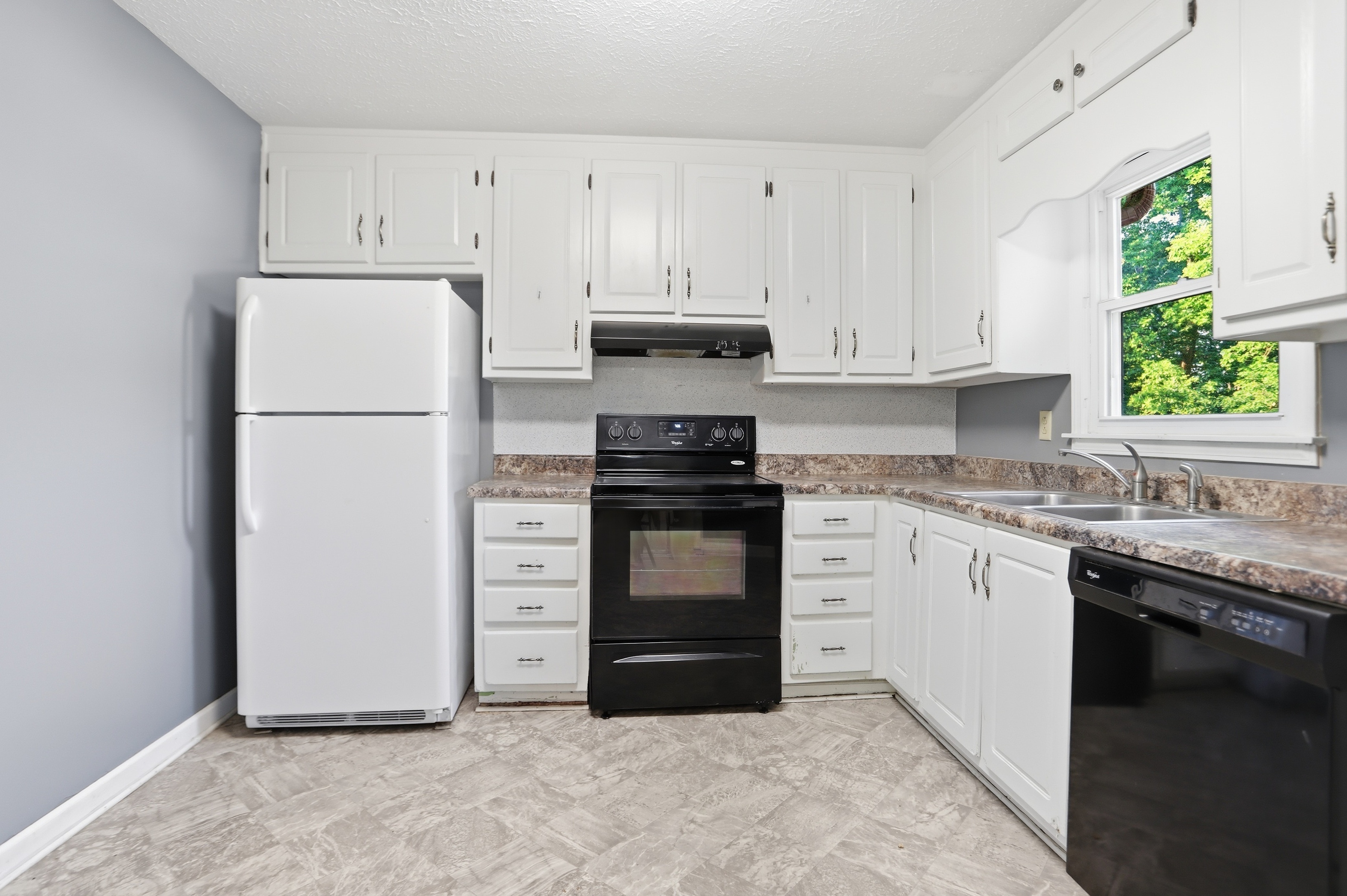 Photo 2 of 34 of 6742 Kellogg Dr, Acworth, GA