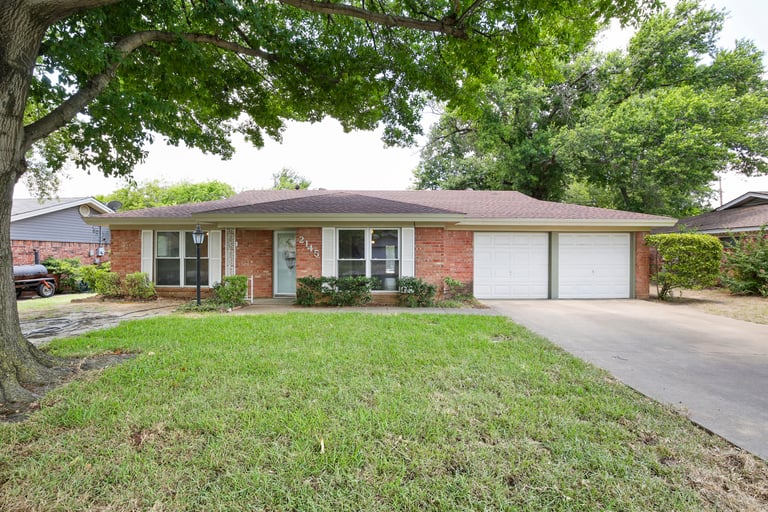 Photo 4 of 24 - 2145 Shady Grove Dr, Bedford, TX 76021