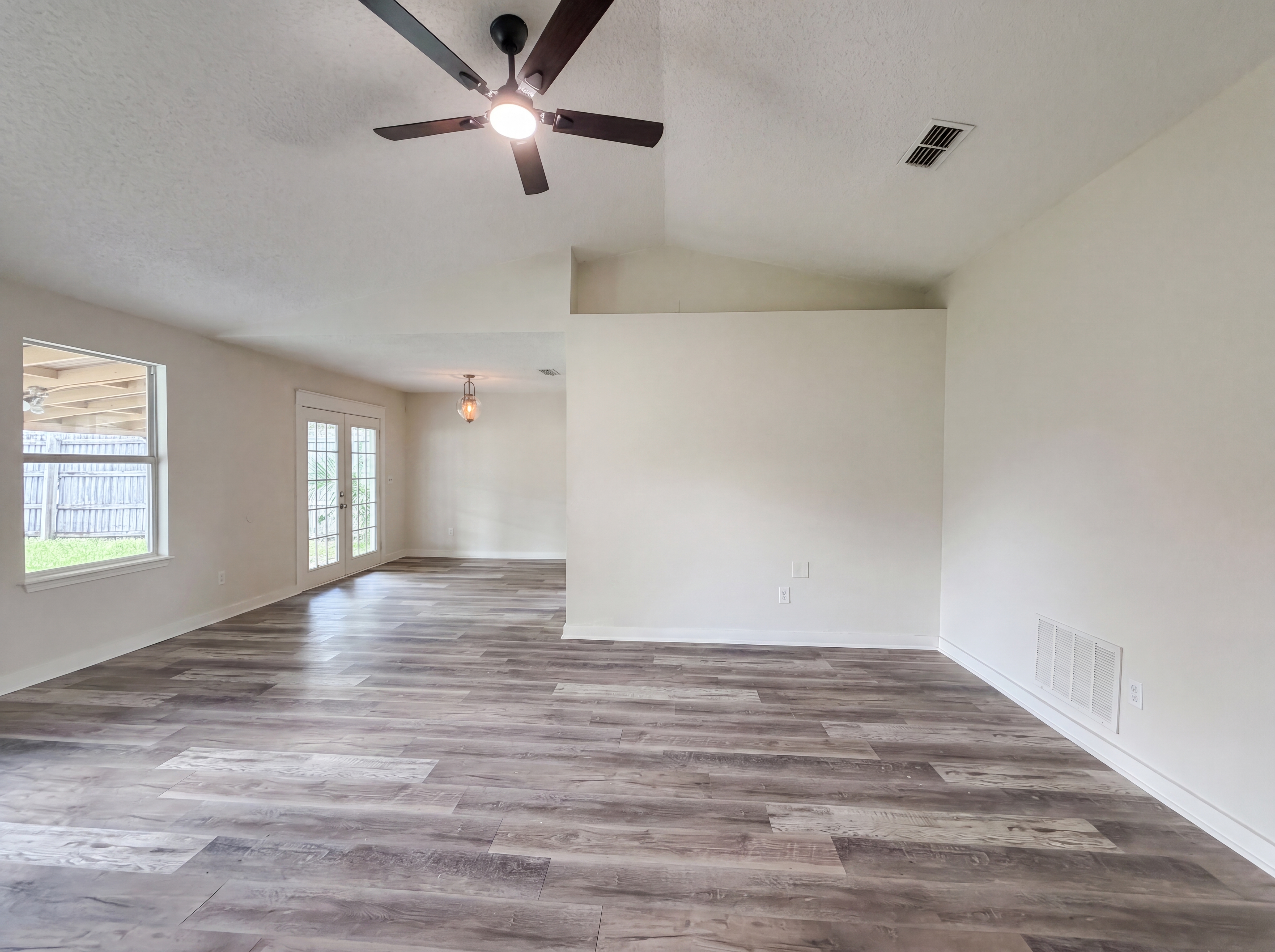 Photo 3 of 16 of 7957 Jacques Dr, Jacksonville, FL