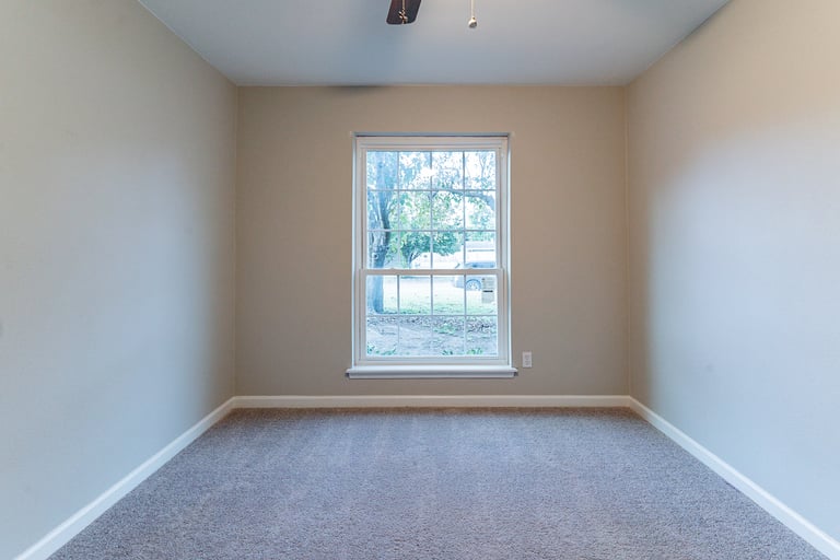 Photo 16 of 21 - 700 NW Barbara Ln, Burleson, TX 76028