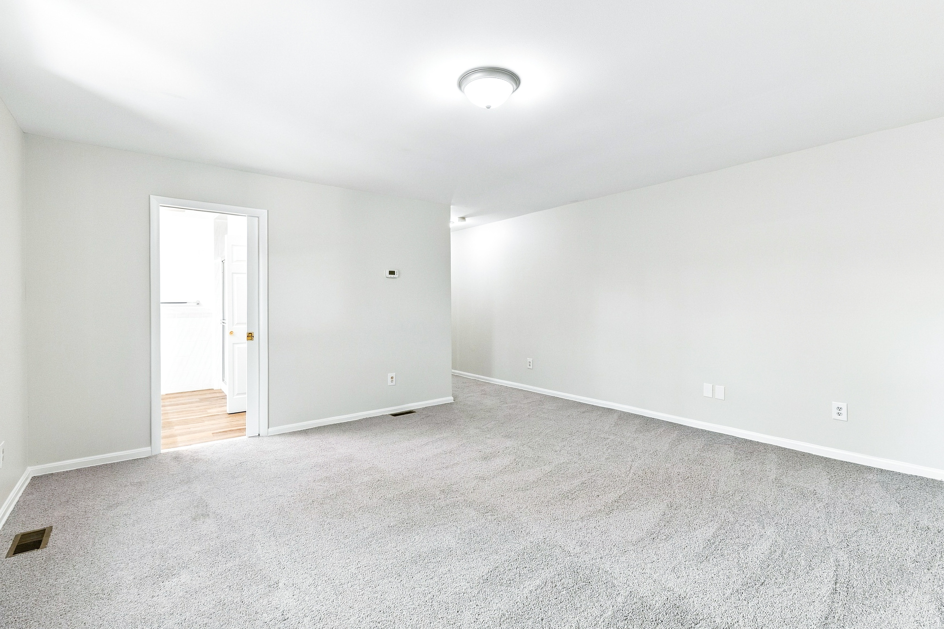 Photo 4 of 21 of 4916 Longhorn Dr, Woodbridge, VA