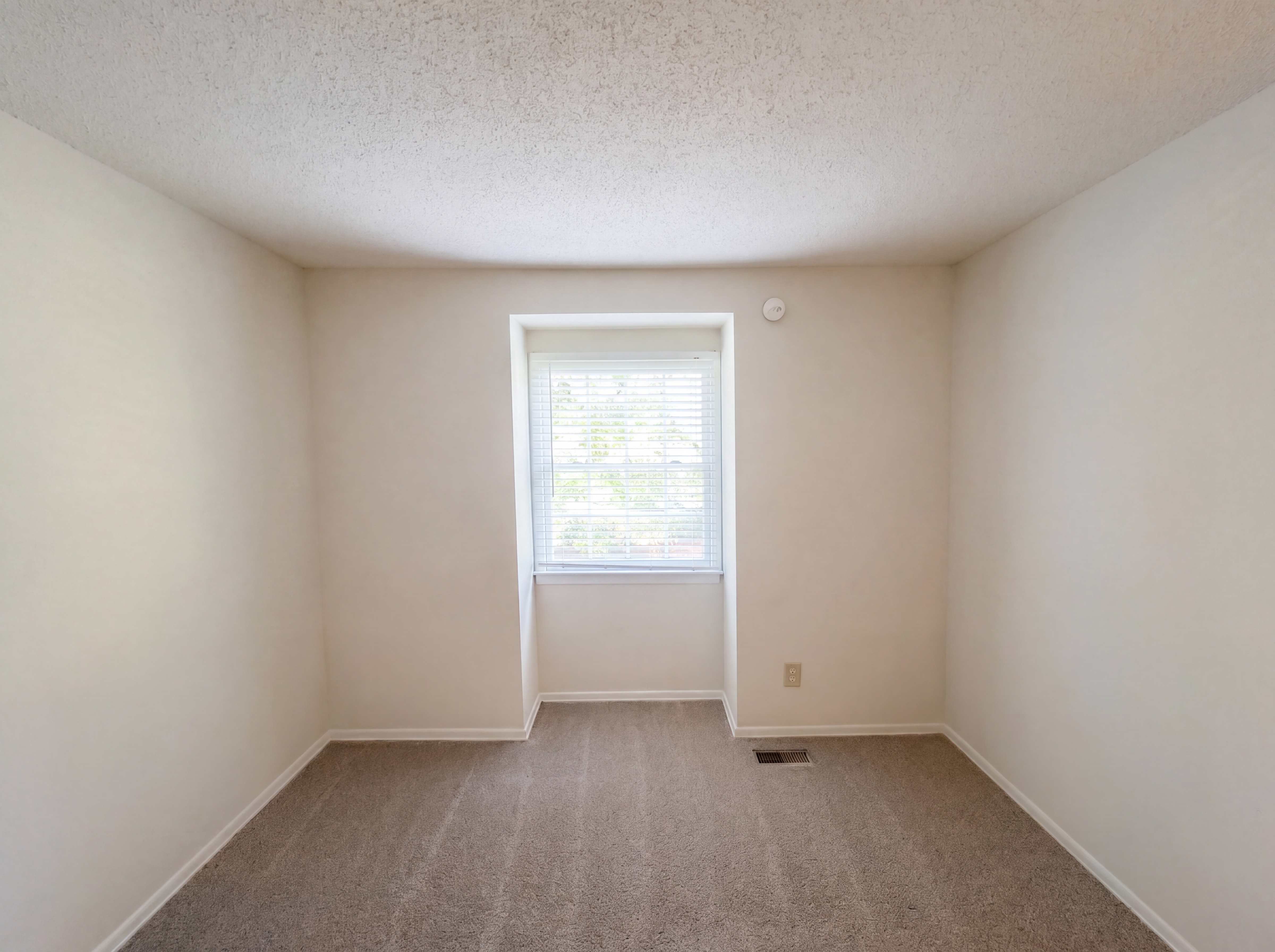 Photo 11 of 21 of 3229 Regents Park Ln, Greensboro, NC