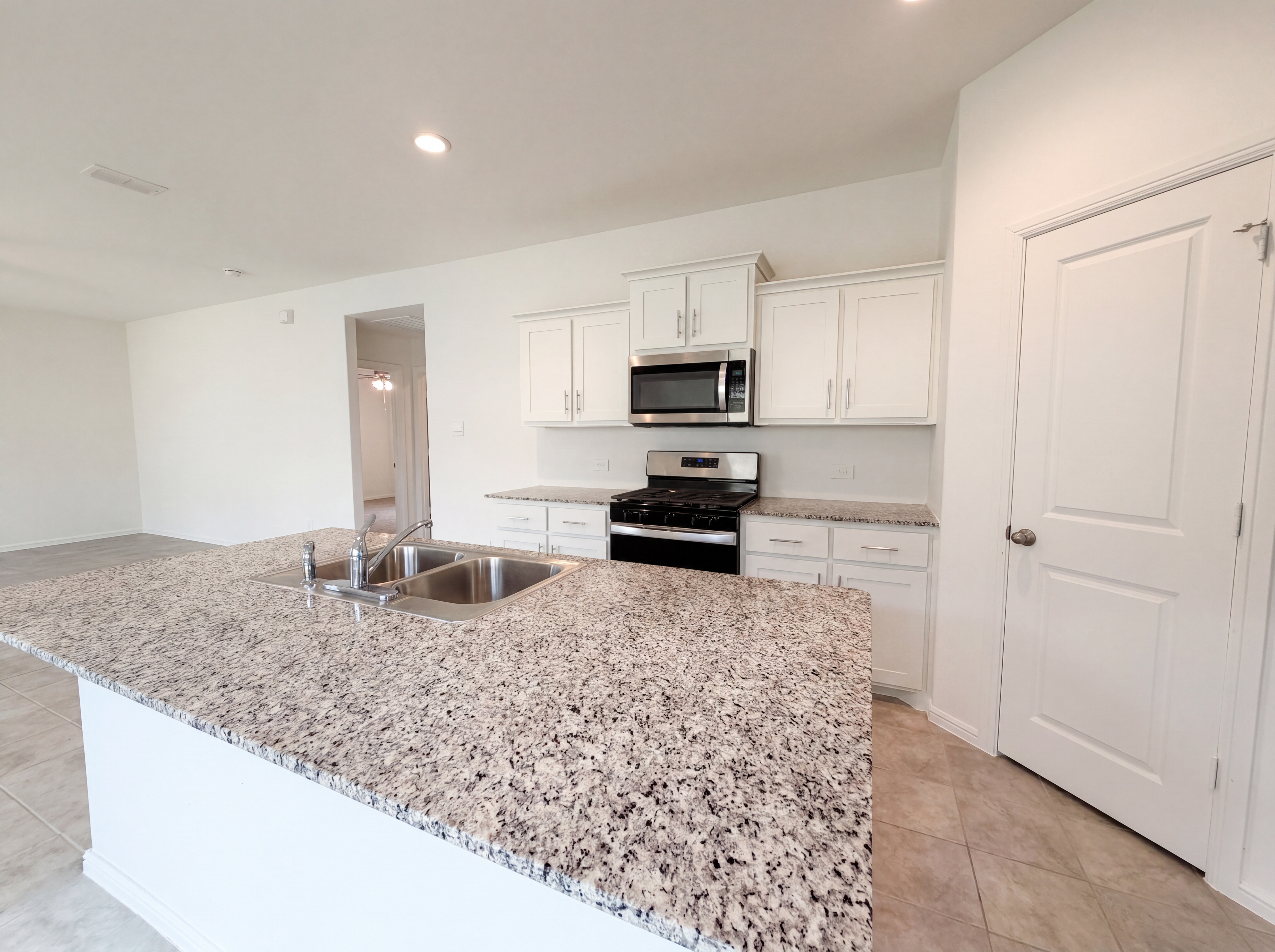 Photo 6 of 16 of 13592 Gunsmoke Ln, Cresson, TX