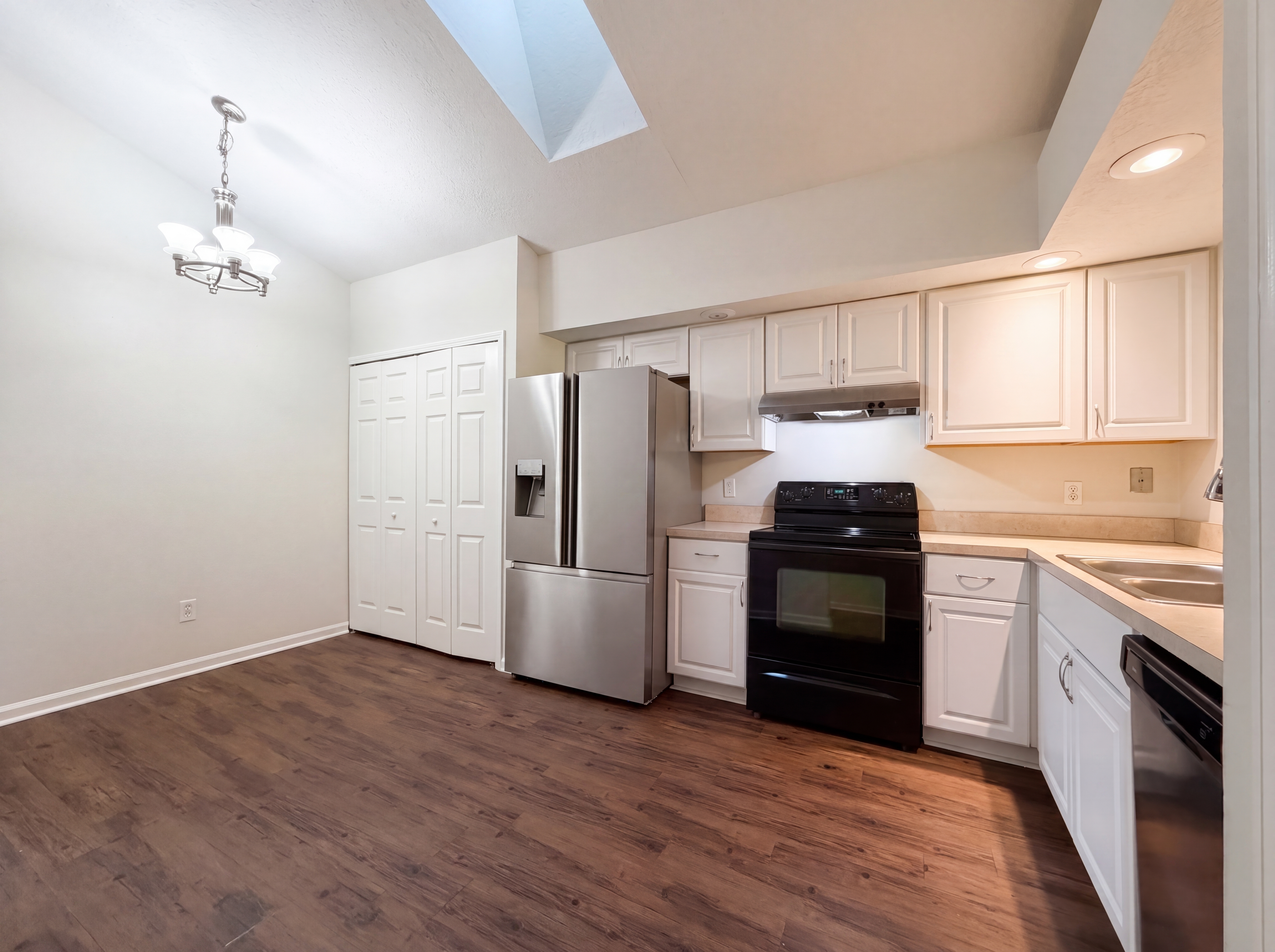 Photo 2 of 23 of 2512 Townsquare Dr, Jacksonville, FL