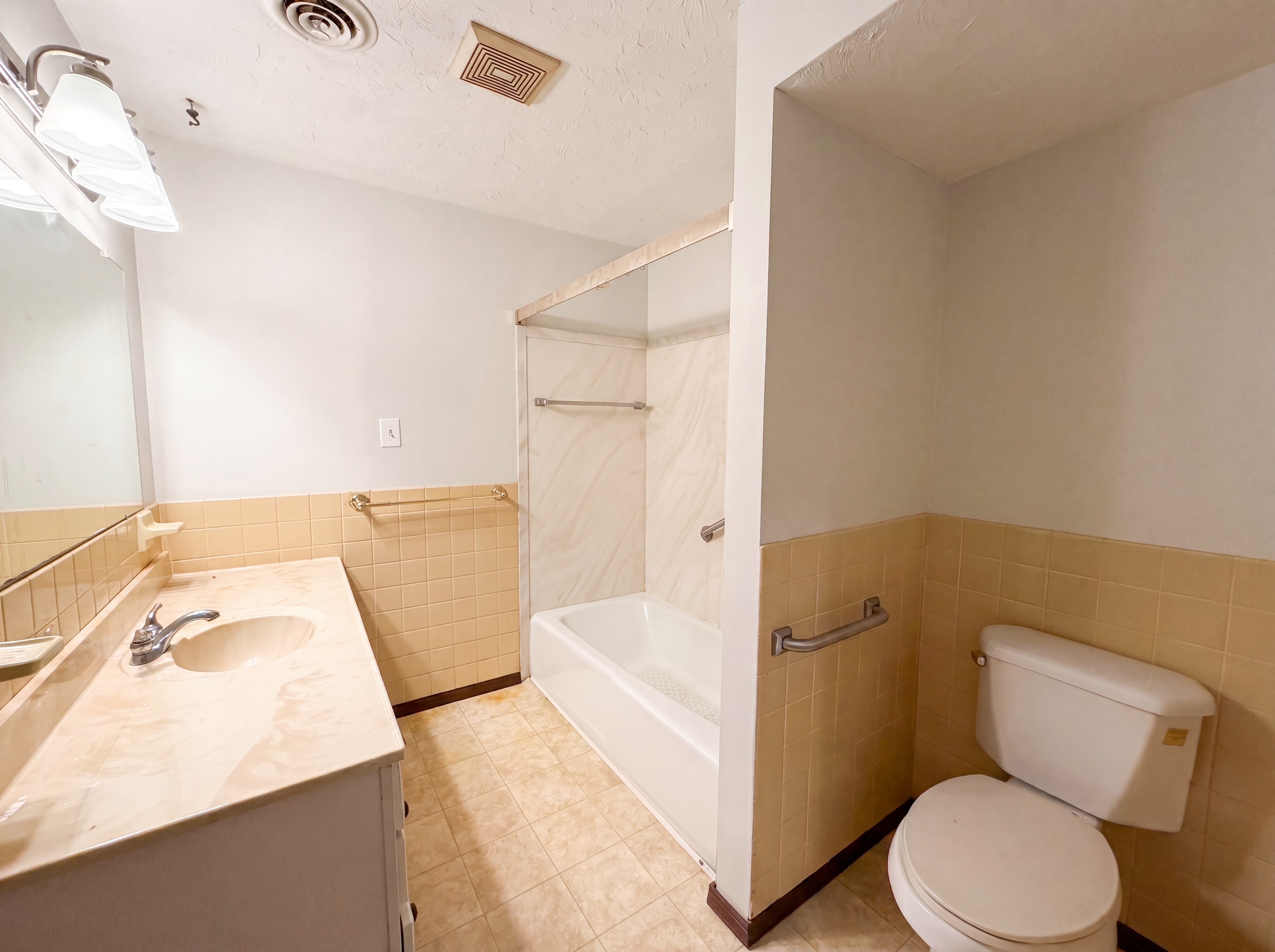 Photo 6 of 25 of 1015 Kingsway Dr, Lorain, OH