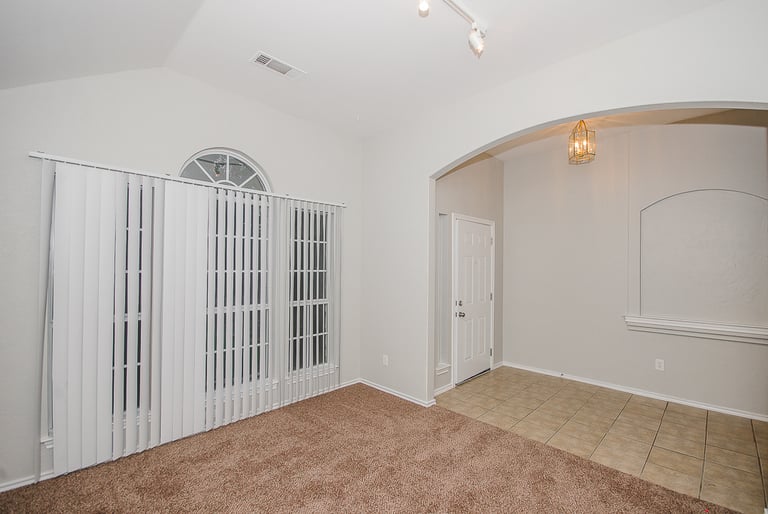 Photo 8 of 20 - 5620 High Creek Dr, Dallas, TX 75249