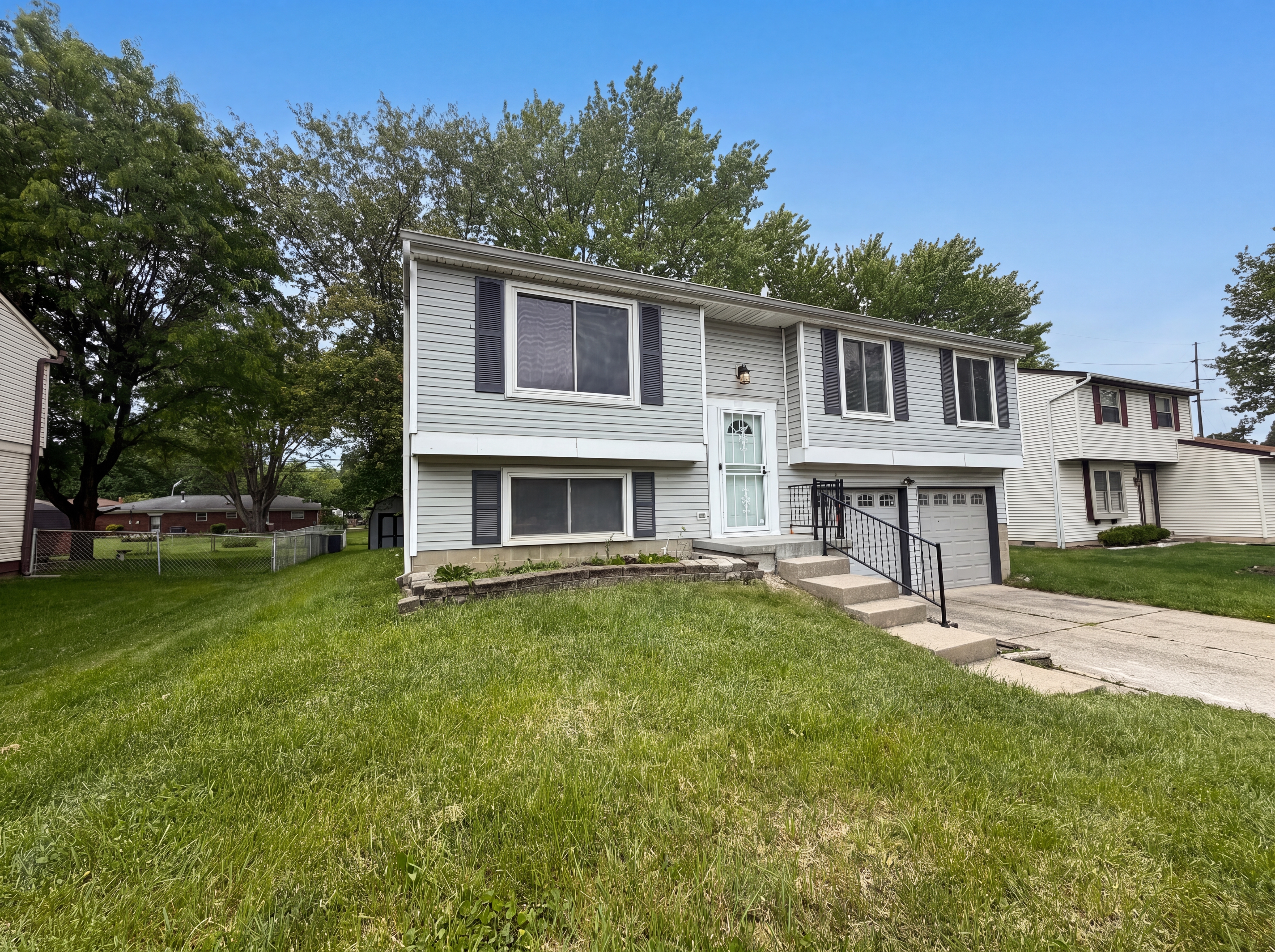 Photo 14 of 18 of 918 Bremerton Dr, Indianapolis, IN