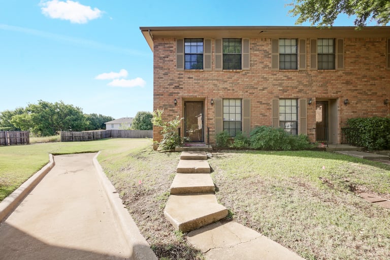 Photo 4 of 25 - 7317 Kingswood Cir, Fort Worth, TX 76133