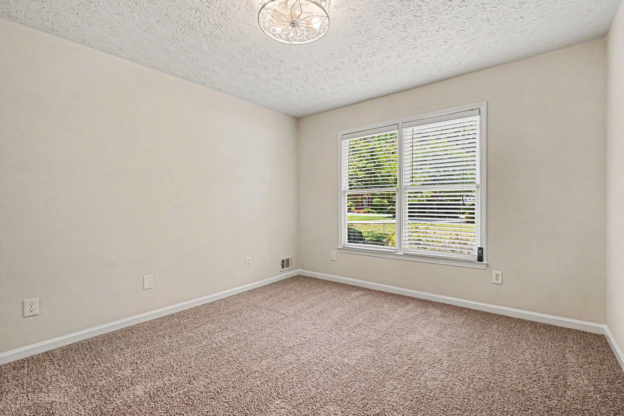 Photo 12 of 25 of 977 Sunny Glenn Ct, Lawrenceville, GA