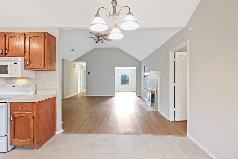 Photo 9 of 25 - 6204 Avanti Dr, Arlington, TX 76001