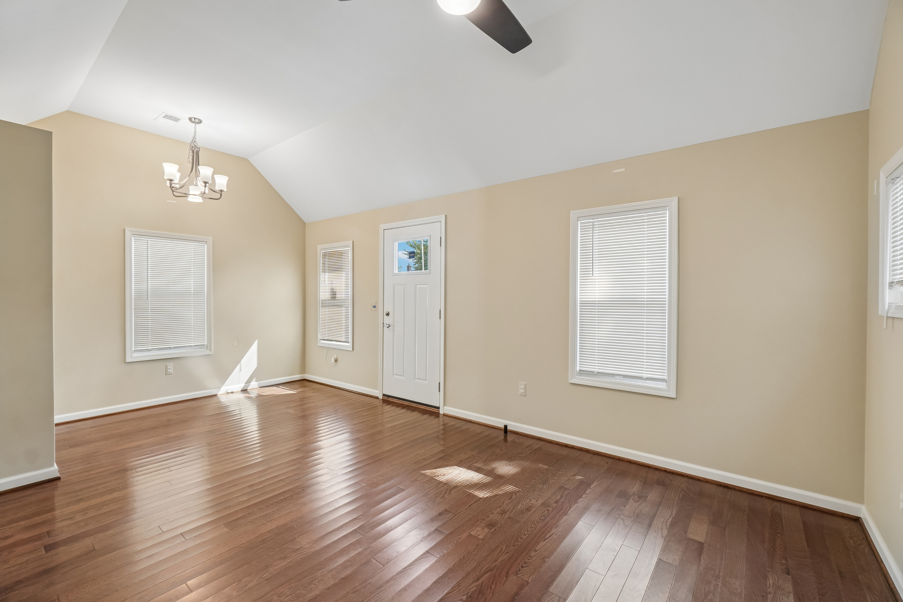 Photo 3 of 38 of 20919 Hollywood St, Harper Woods, MI