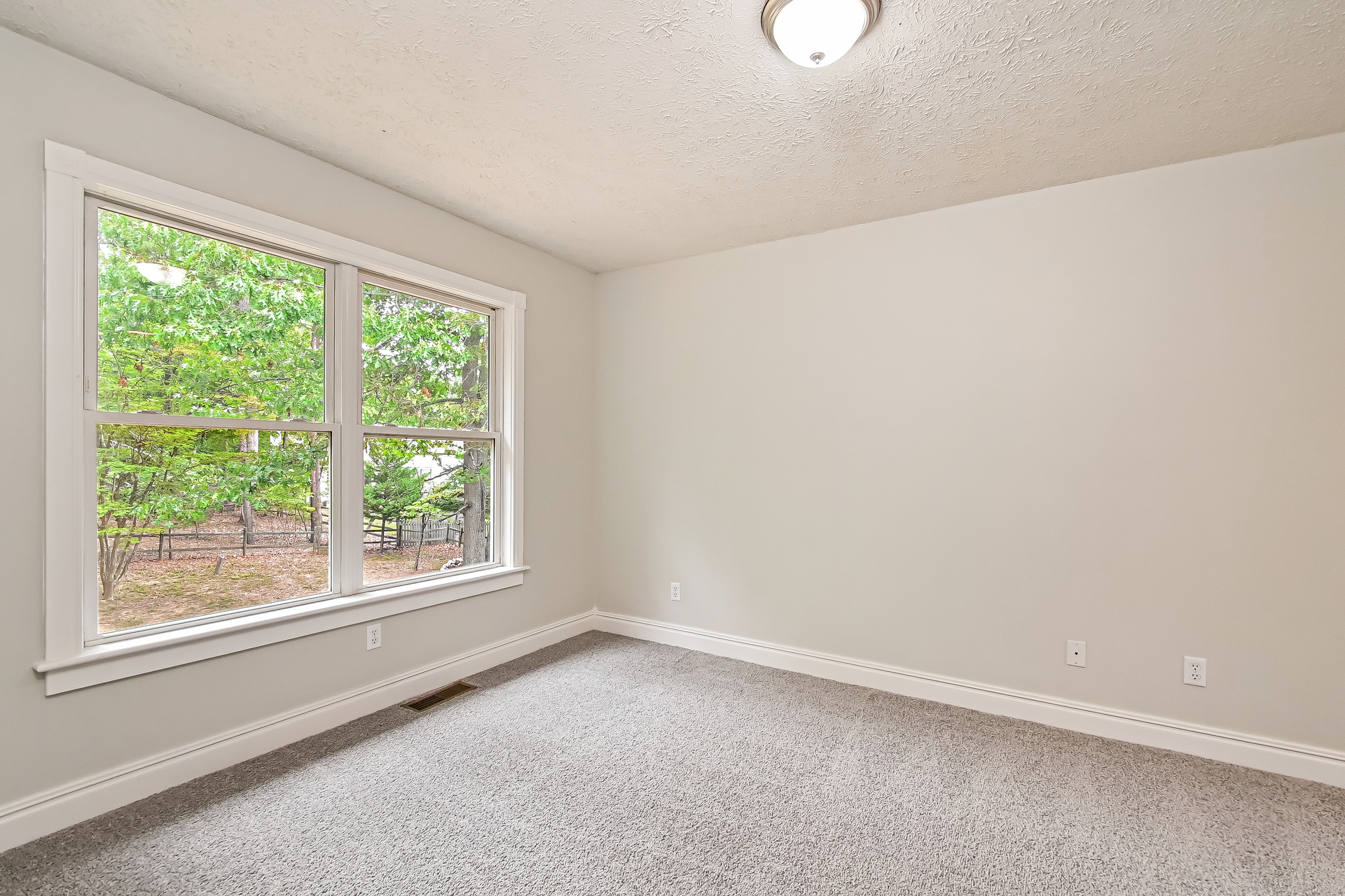 Photo 4 of 21 of 338 Jefferson Dr, Palmyra, VA