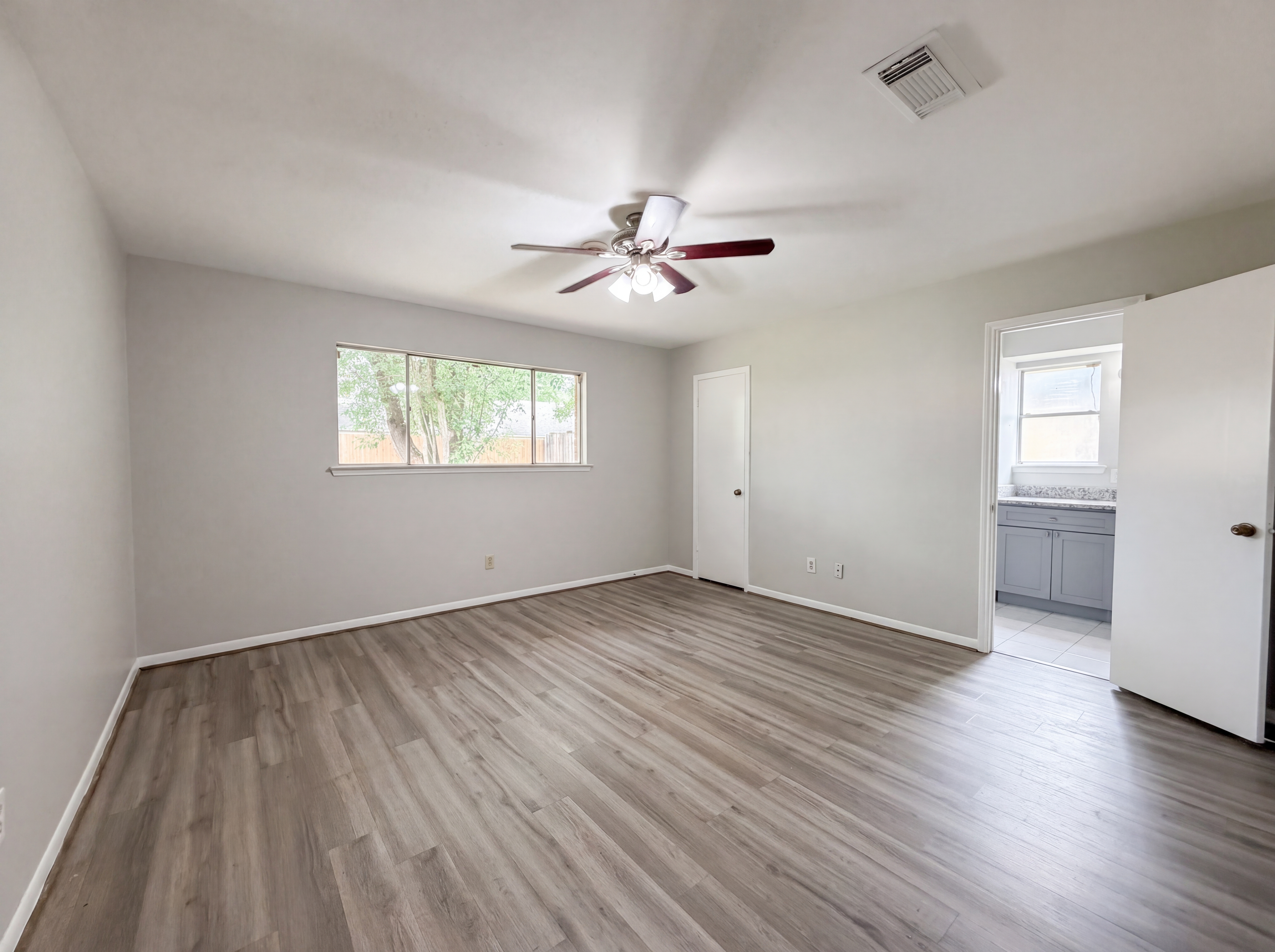 Photo 4 of 19 of 9606 Ballin David Dr, Spring, TX